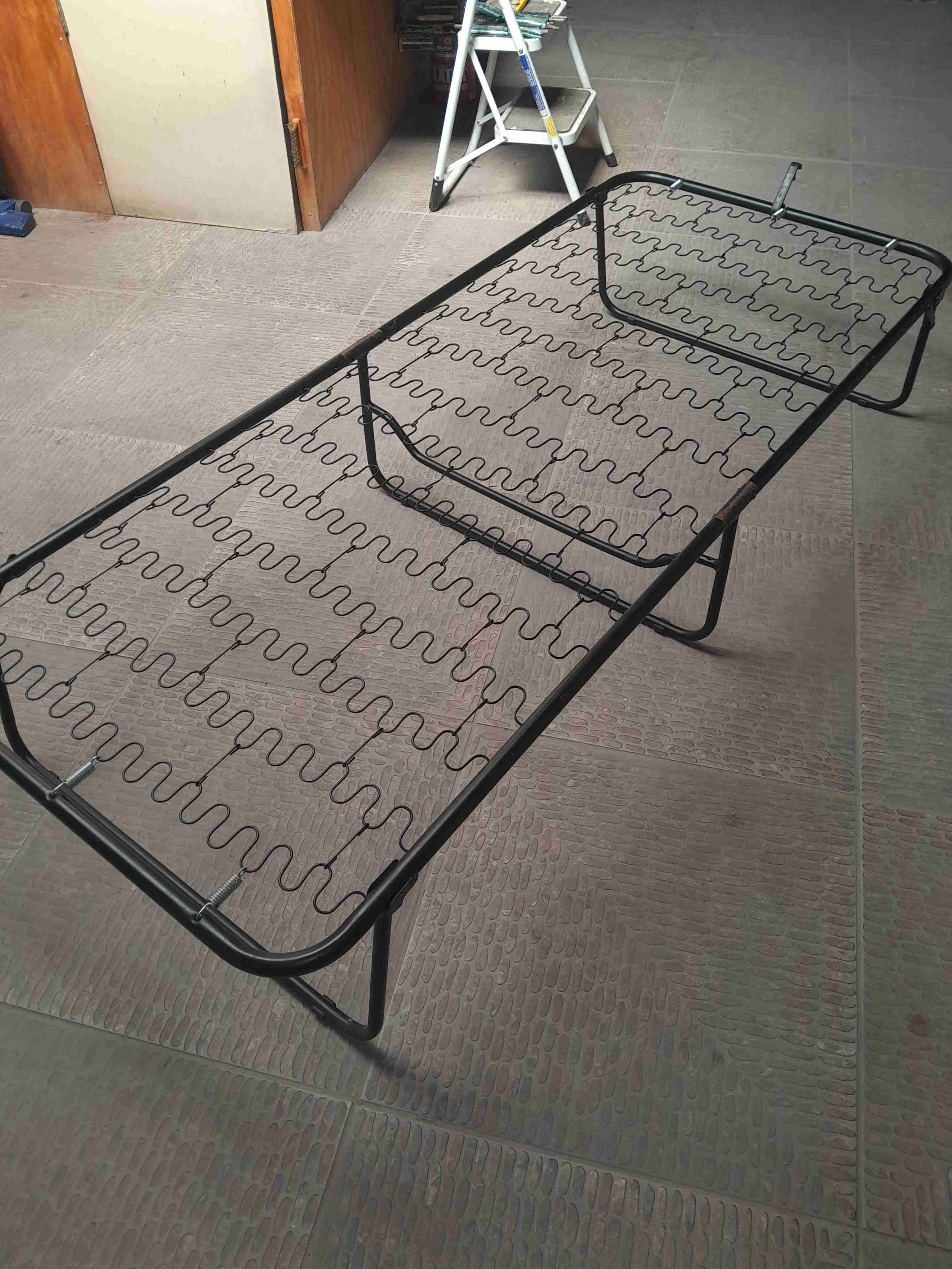 Cama plegable de metal - miniatura 3