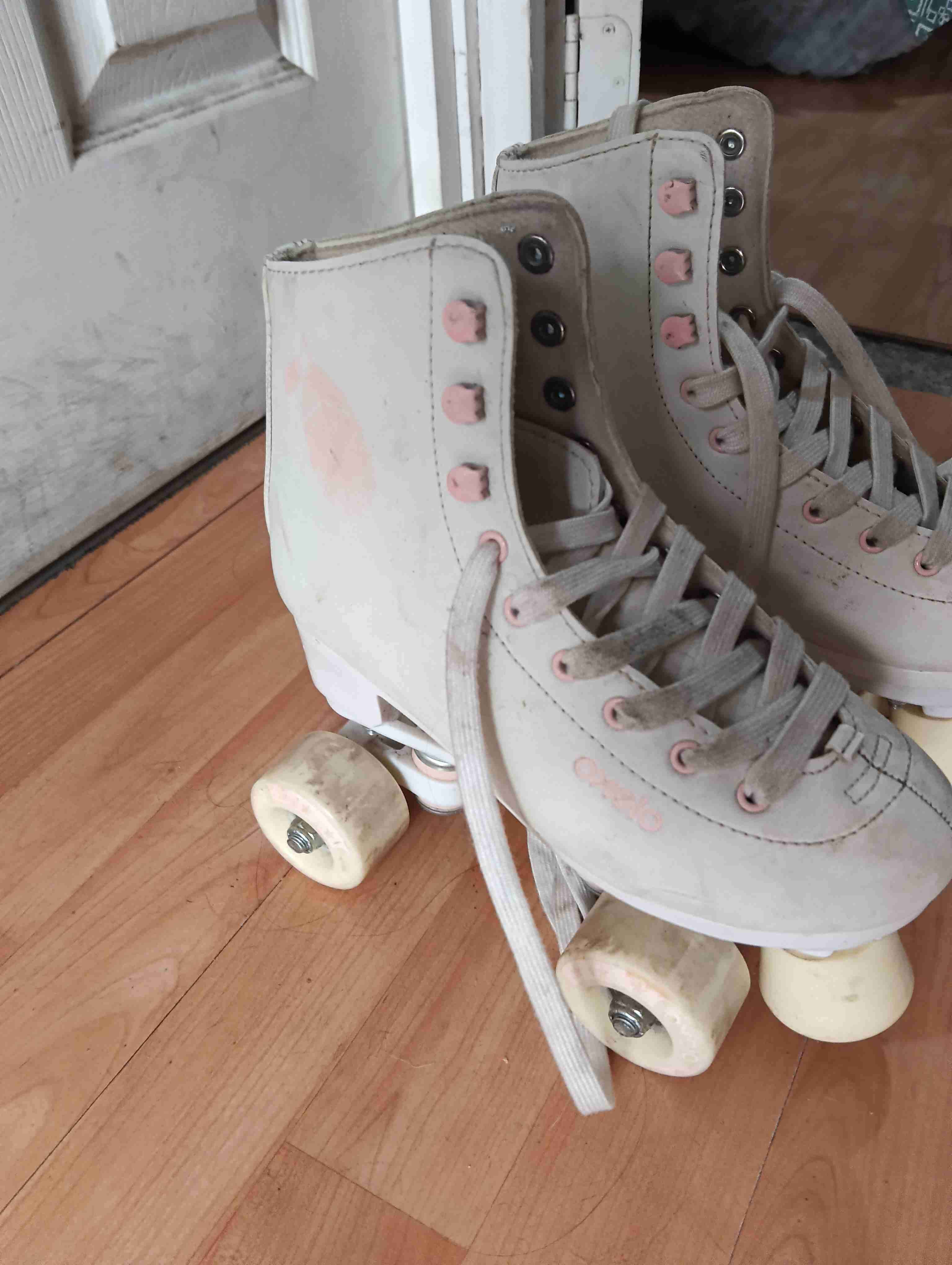 Patines de cuatro ruedas blanco con rosa