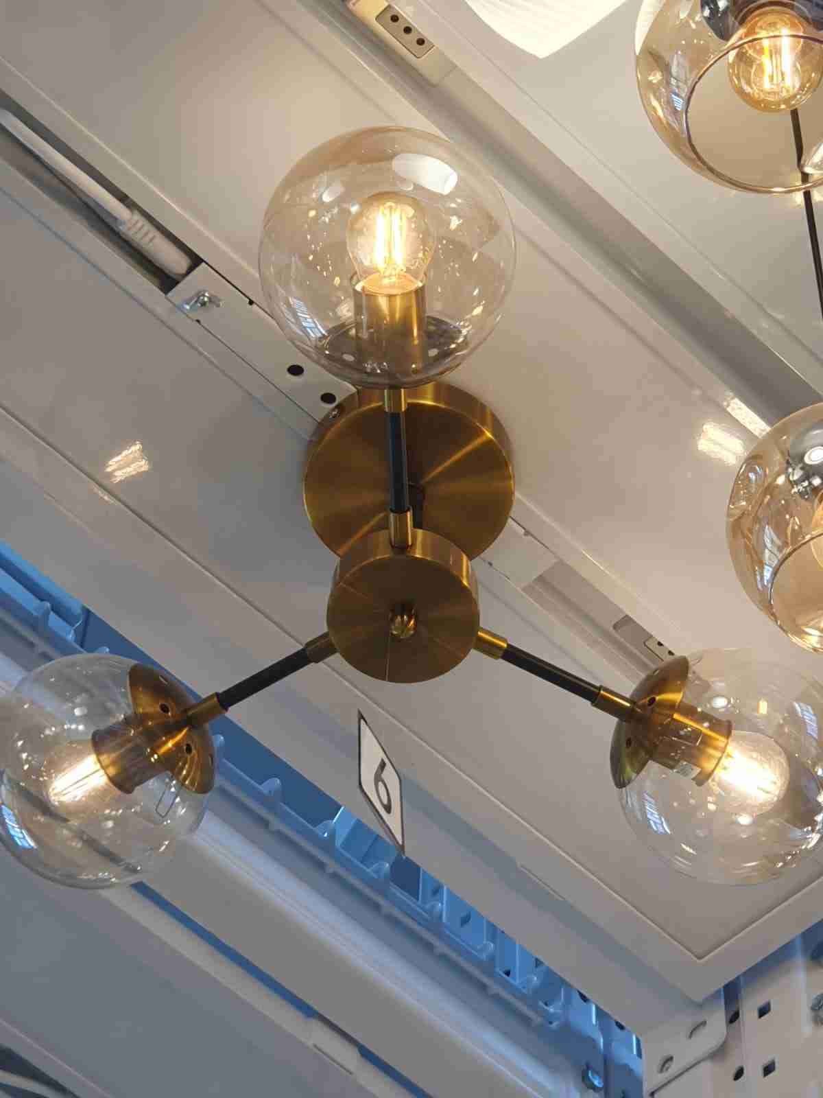 Lámpara de techo dorada moderna