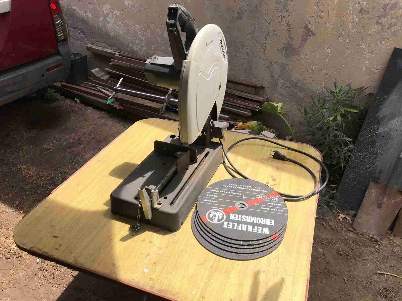 Tronzadora Makita Mt M2410G 2.000W - miniatura 3