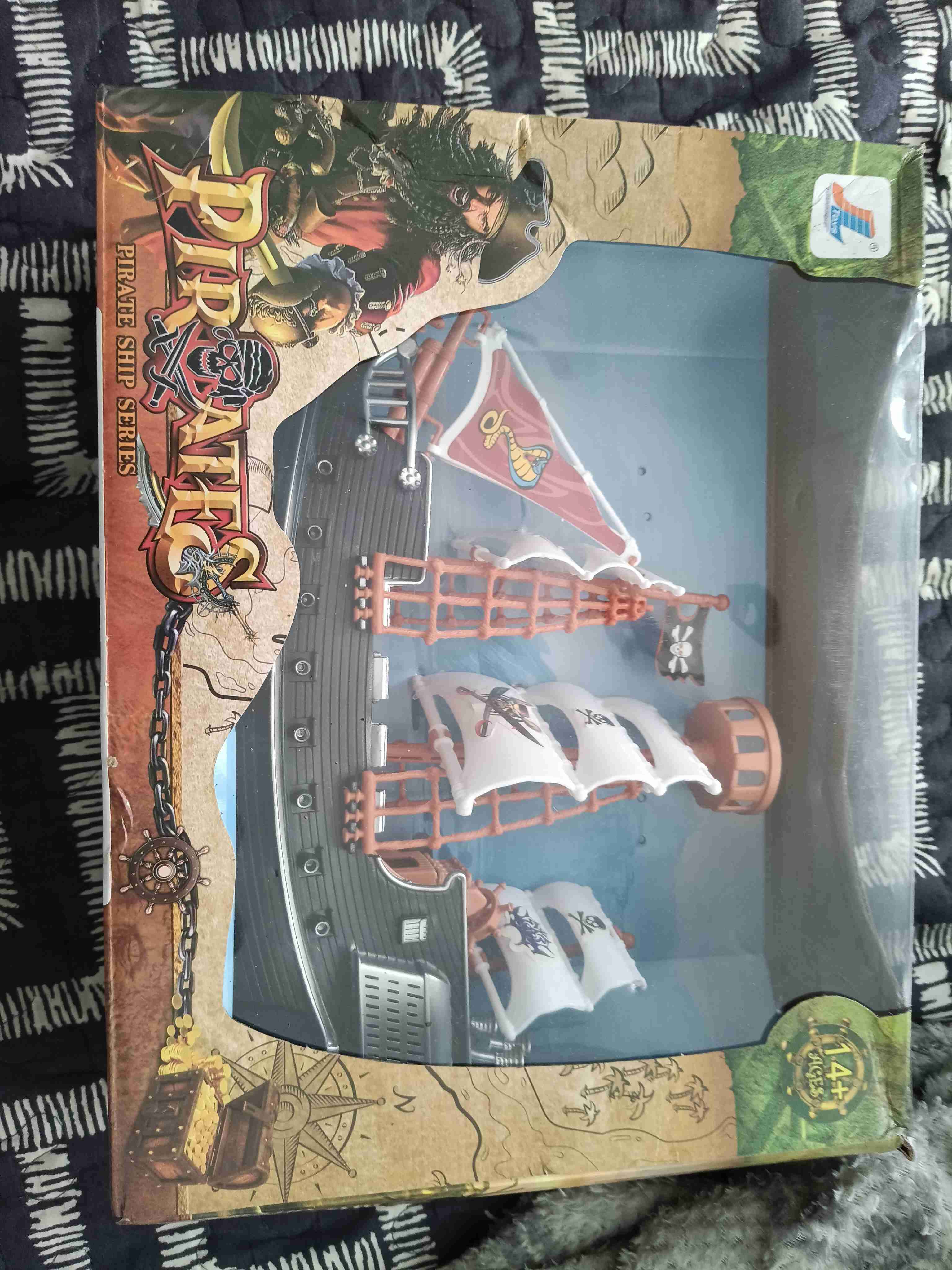 Barco pirata de juguete en caja