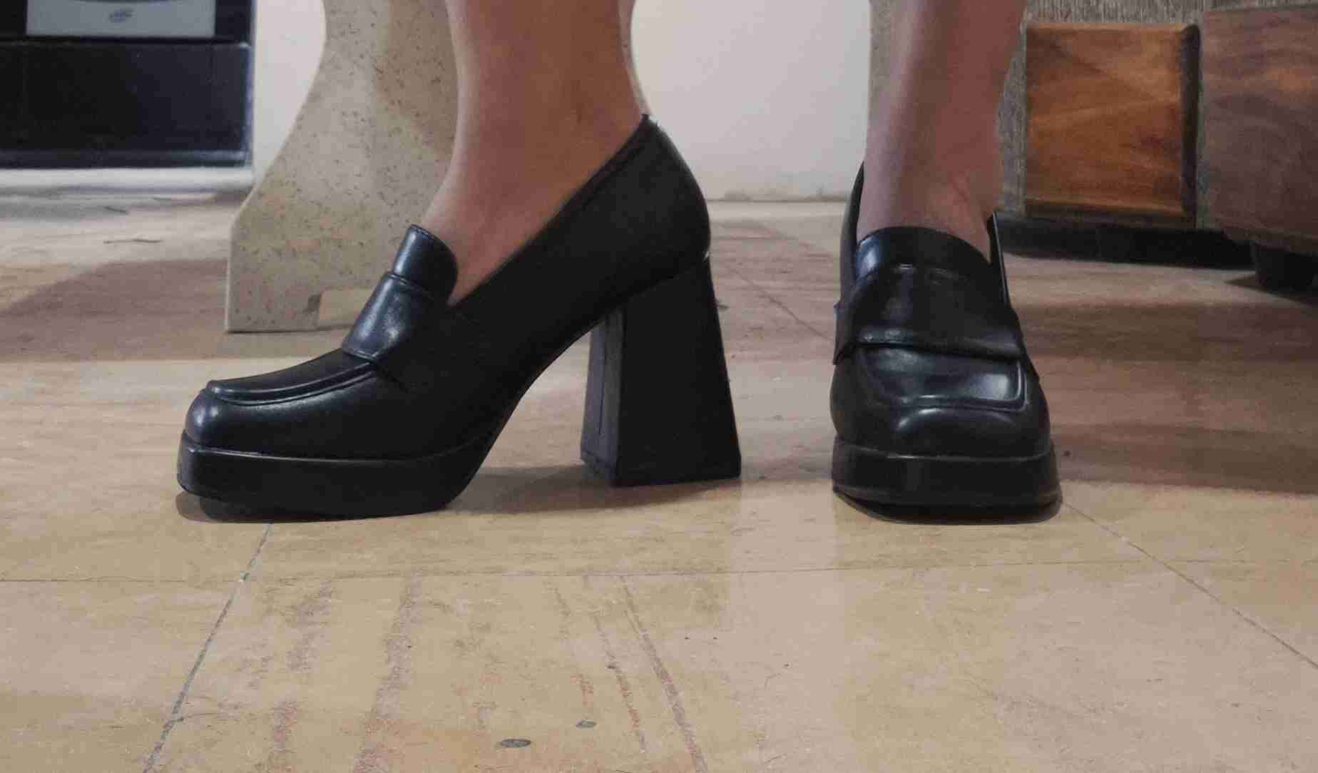 Zapatos de tacón negros de mujer