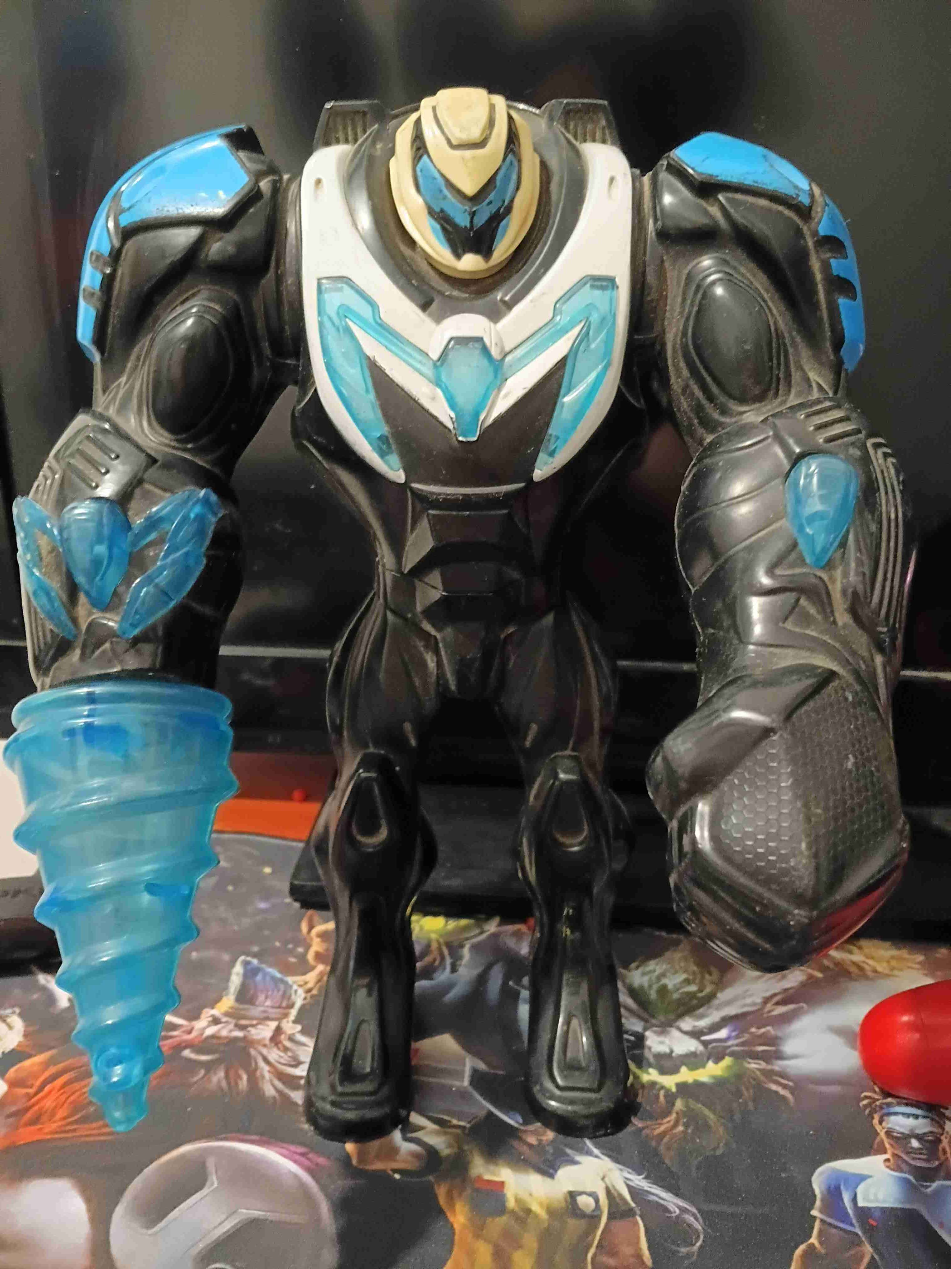 Figura de acción y dinosaurio interactivo