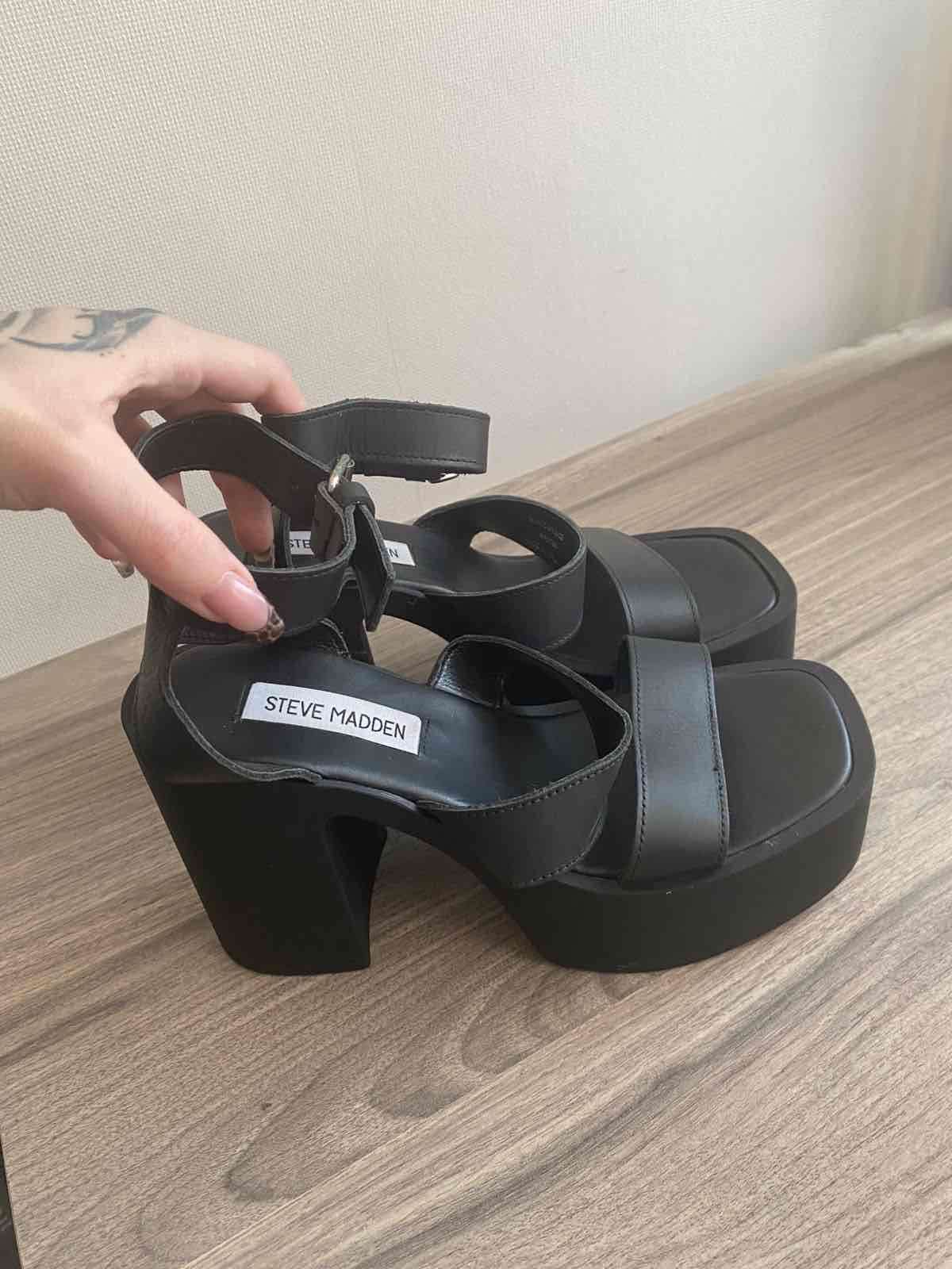 Sandalias negras de plataforma