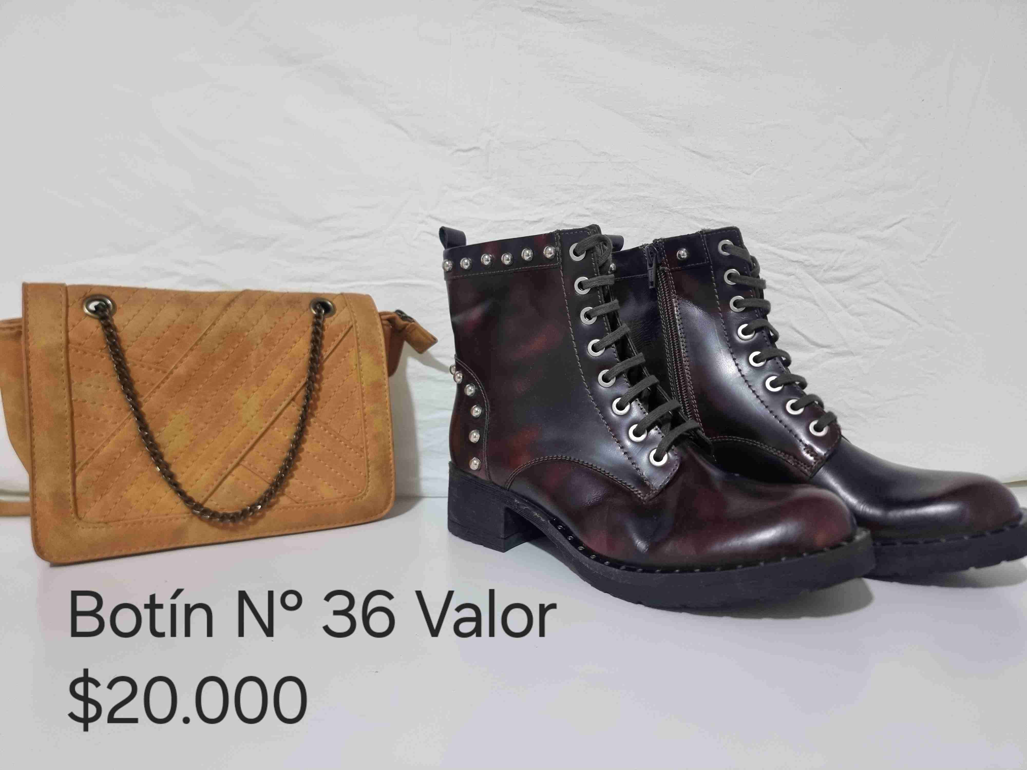 Botines negros con tachas