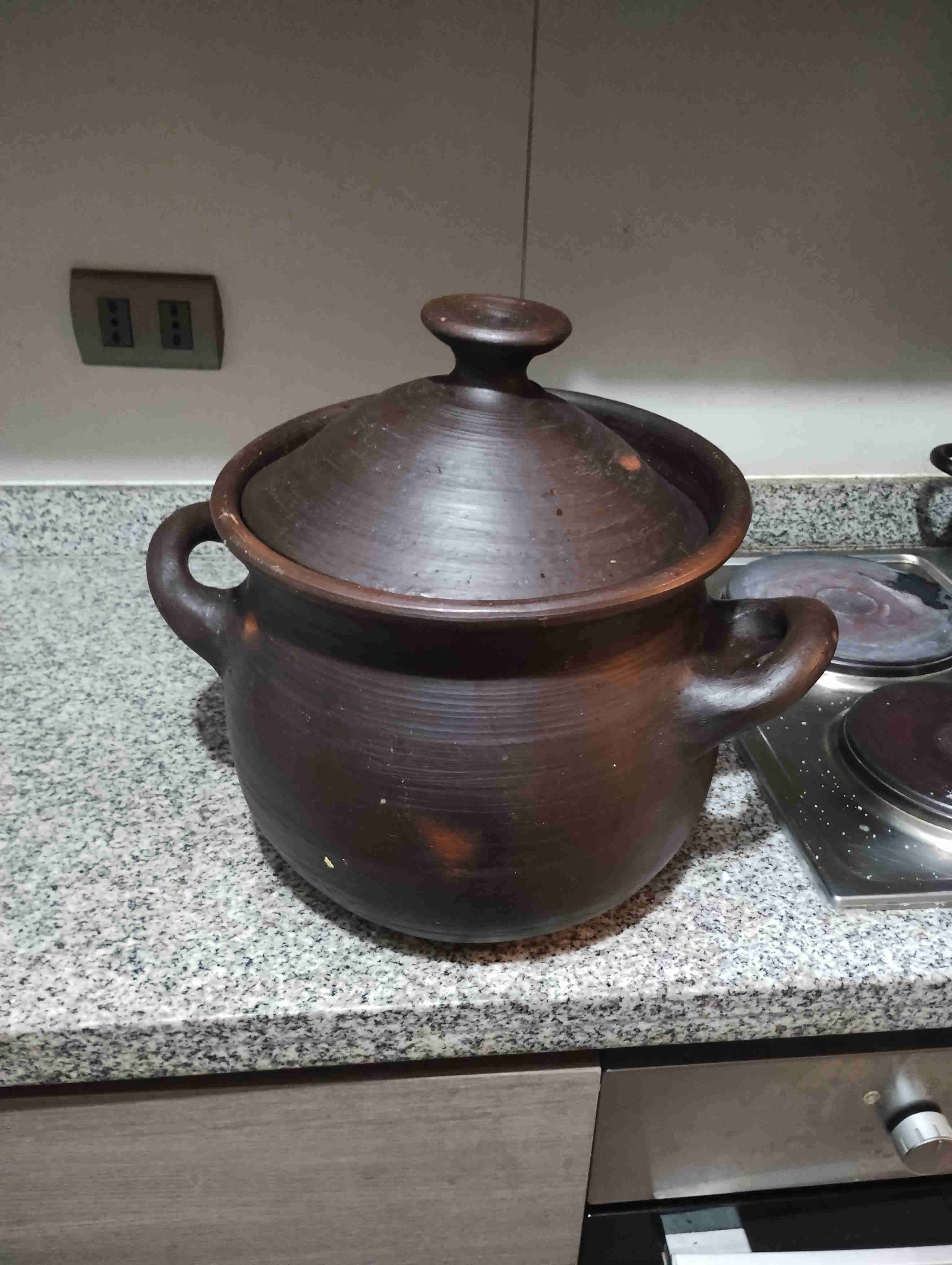 Olla de greda con tapa