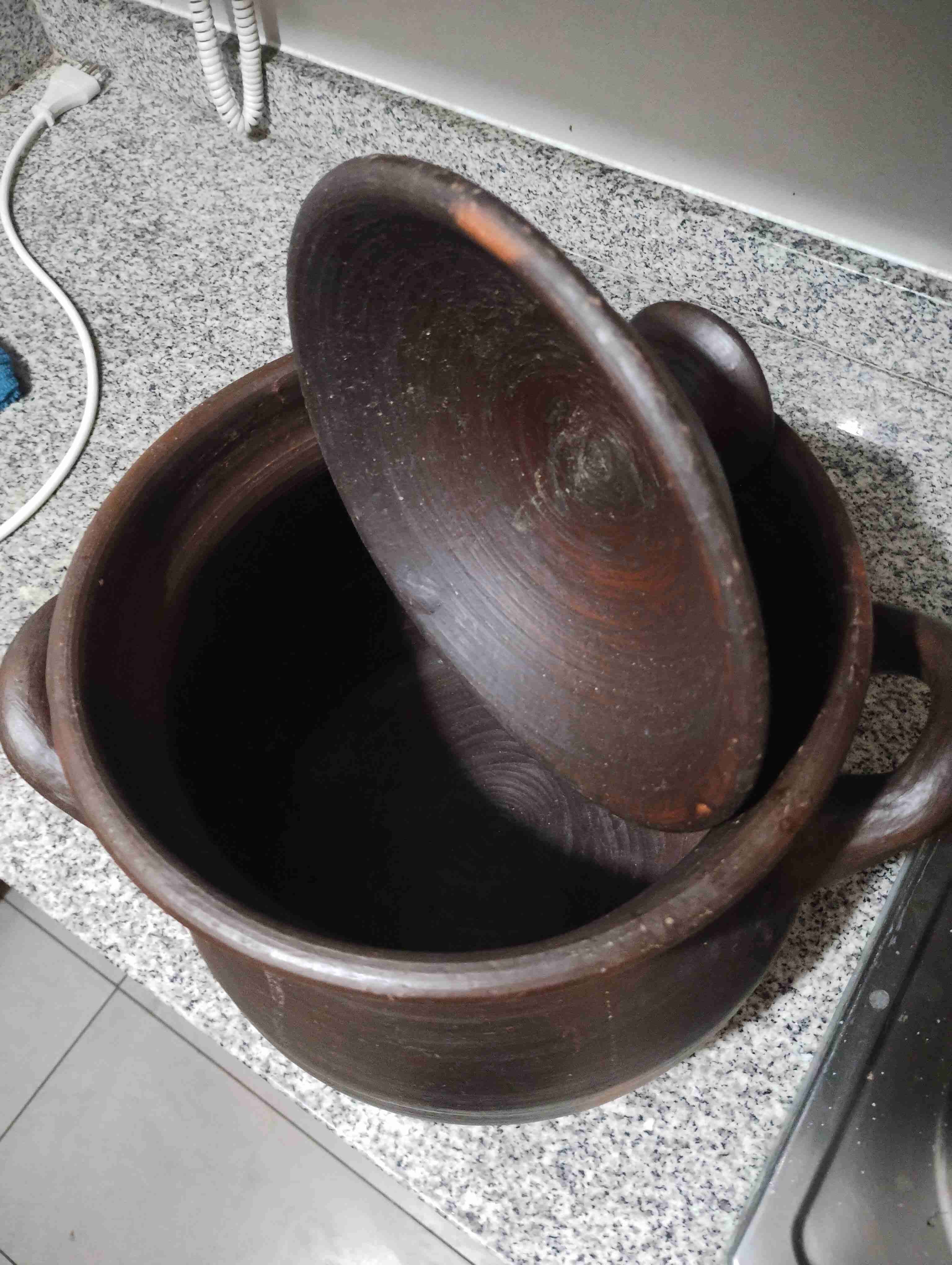 Olla de greda con tapa - miniatura 2