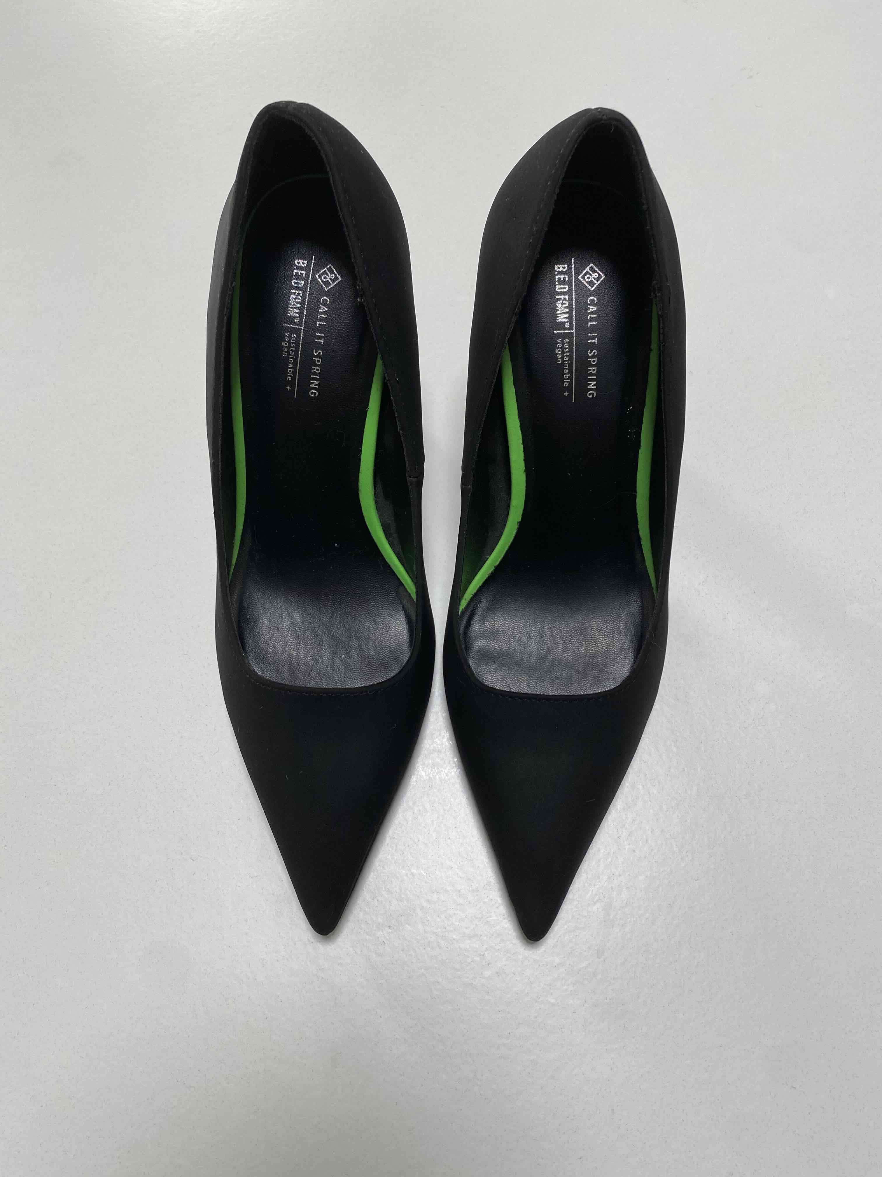 Tacones negros elegantes