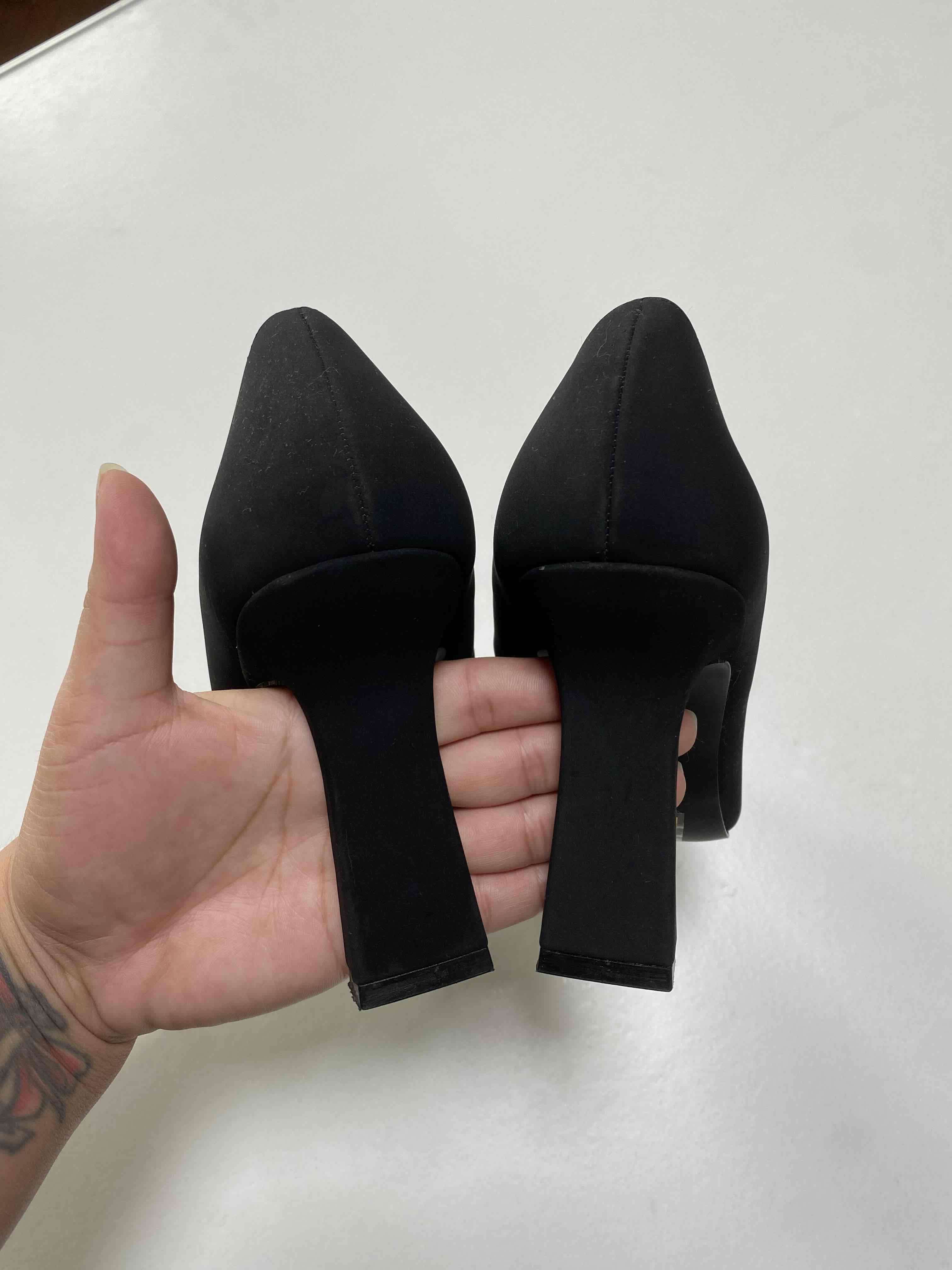 Tacones negros elegantes - miniatura 3