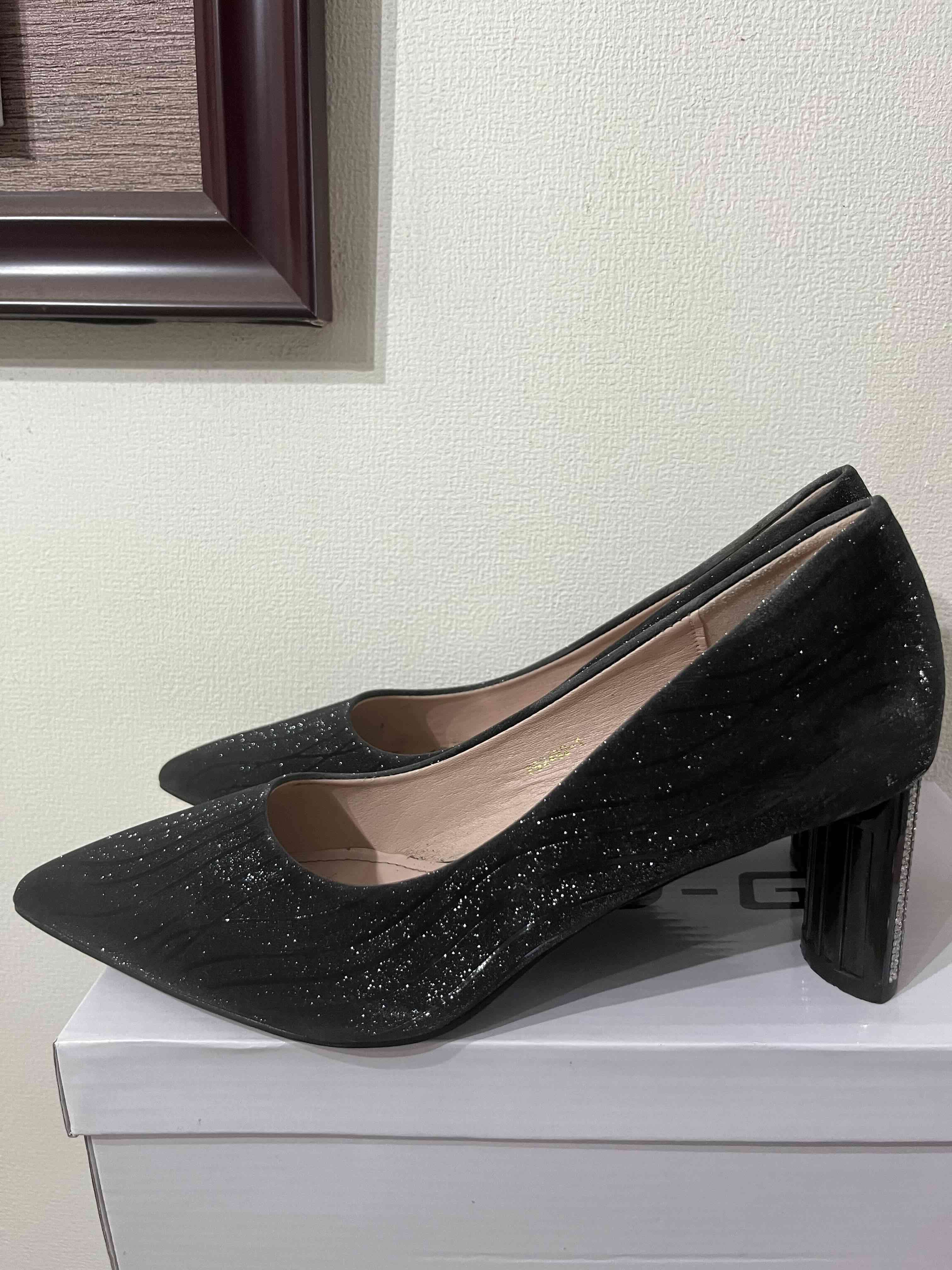 Zapatos de tacón negros brillantes