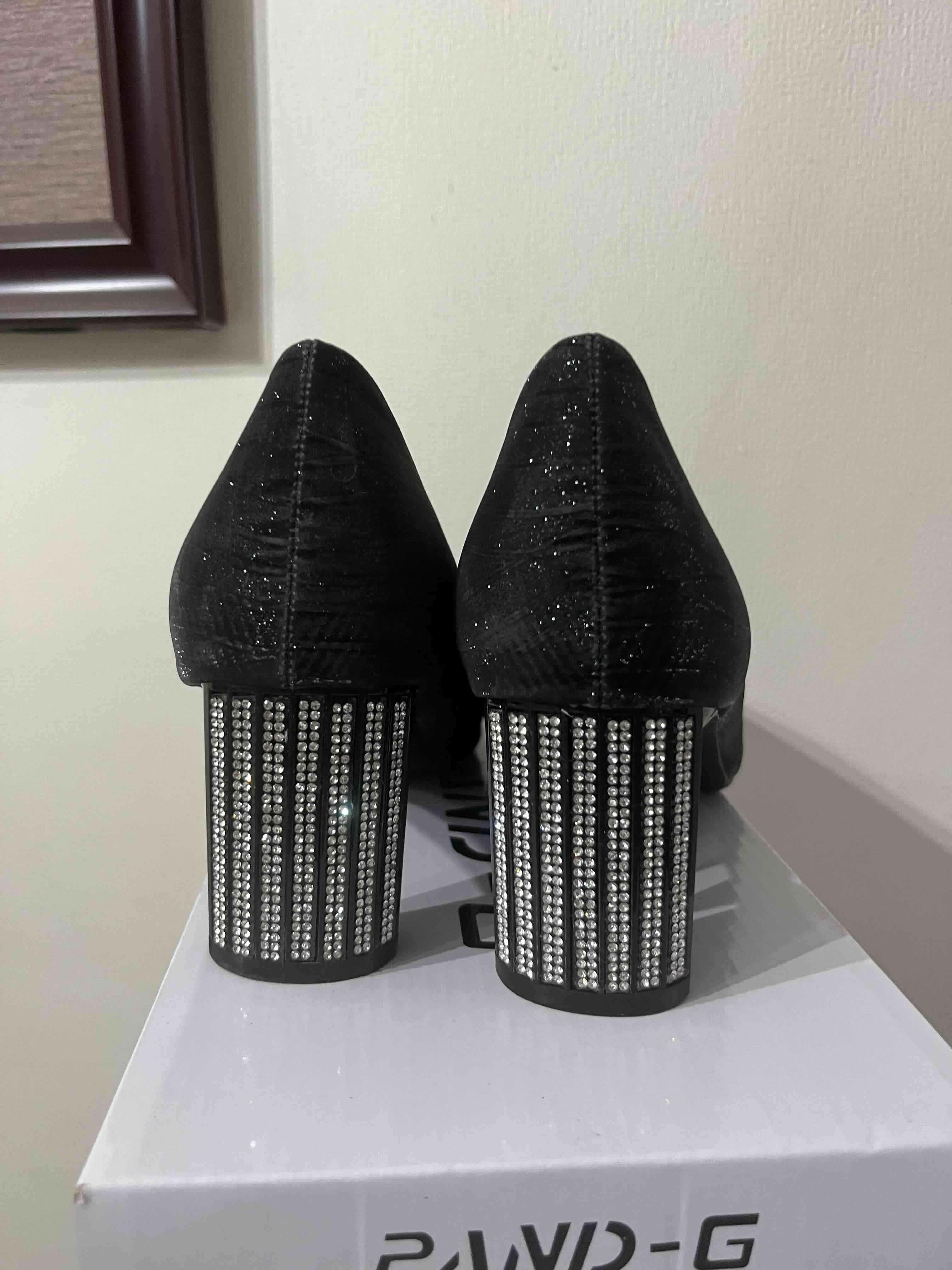 Zapatos de tacón negros brillantes - miniatura 3