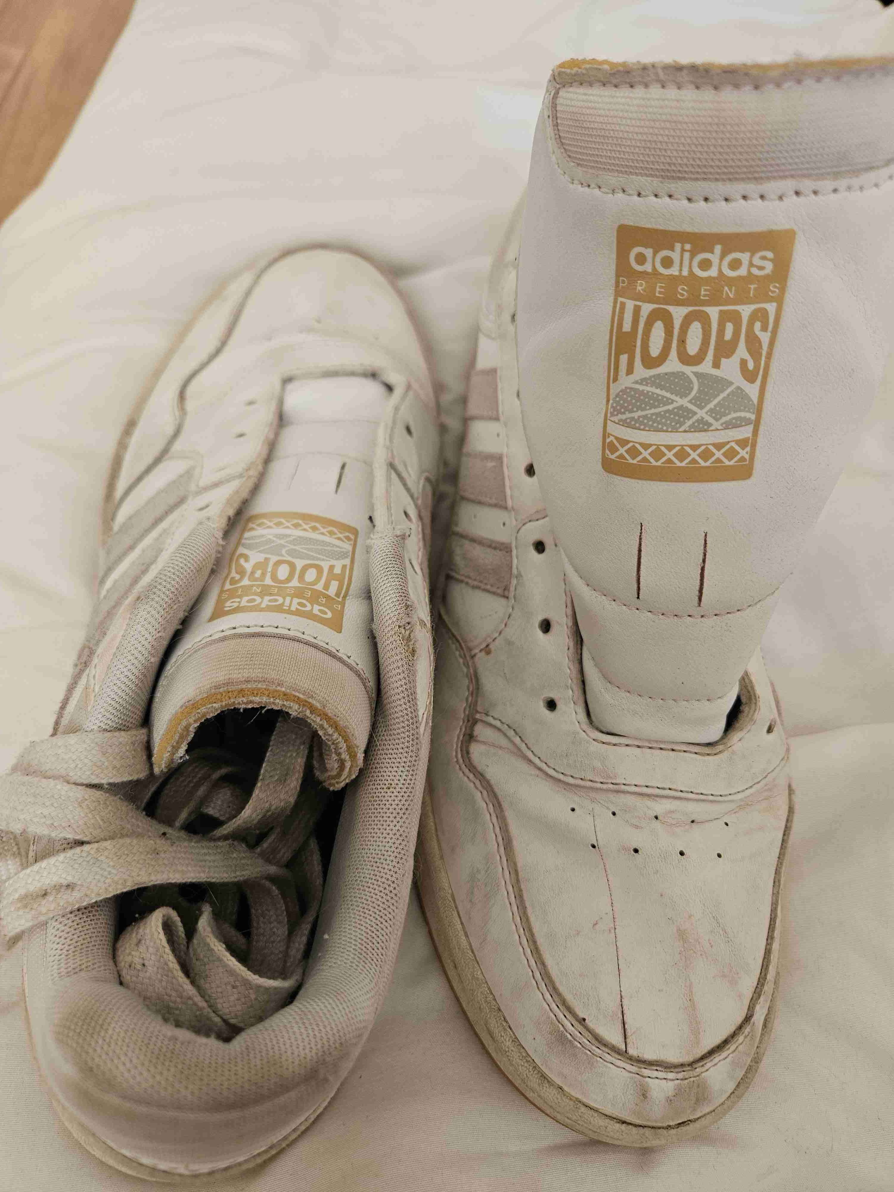 Zapatillas adidas Hoops blancas usadas