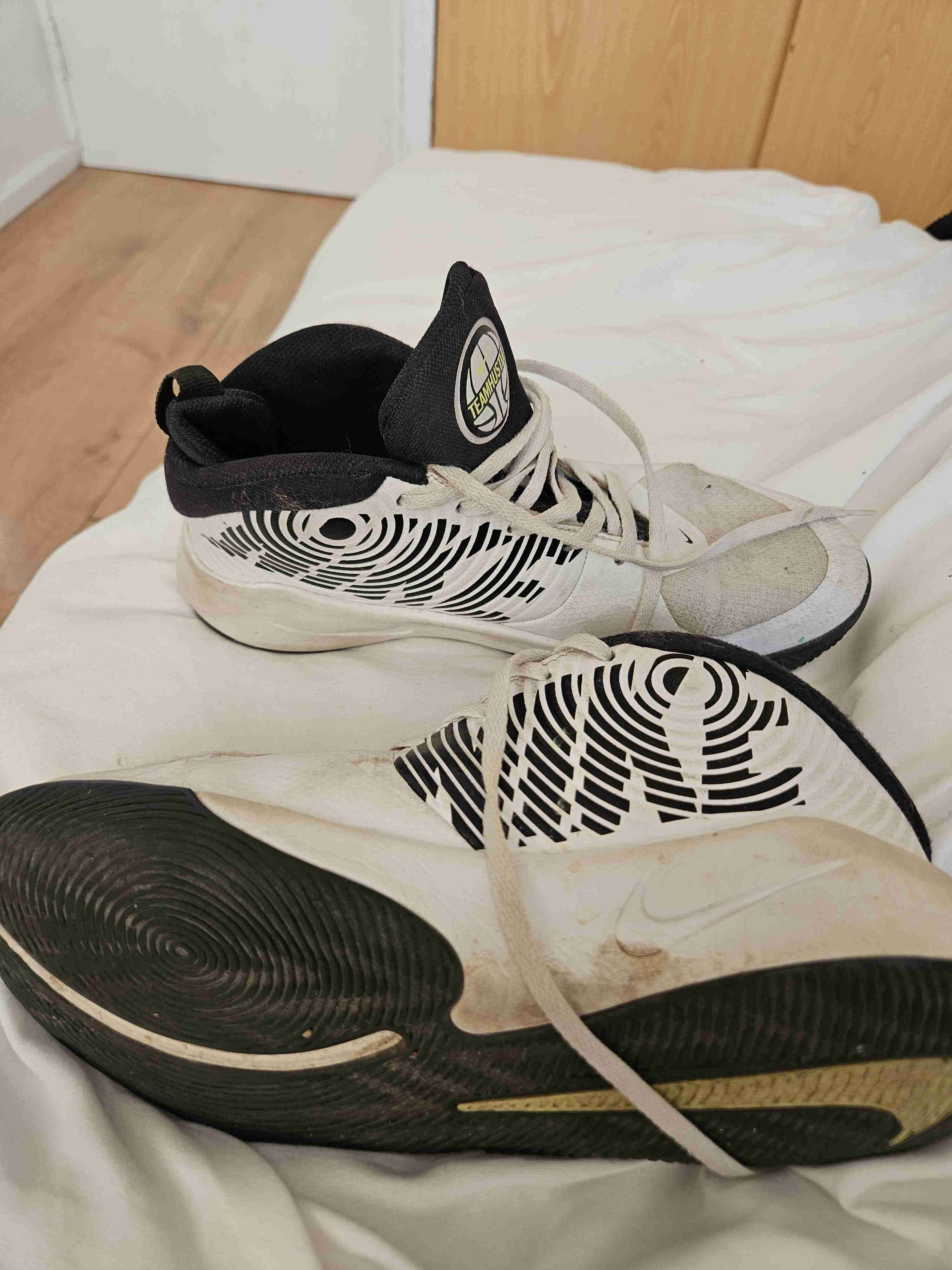 Zapatillas Nike Team Hustle blancas - miniatura 2