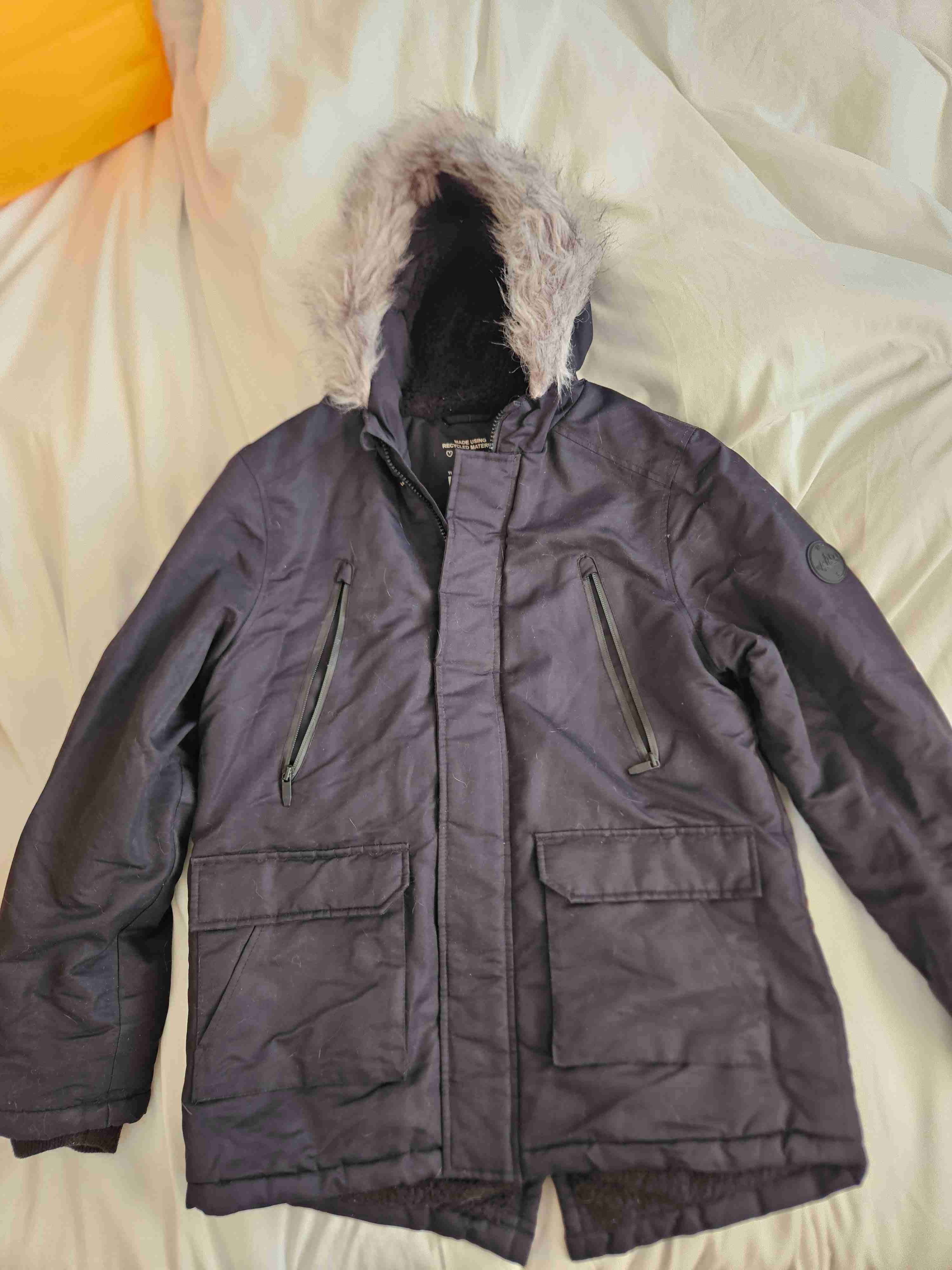 Parka con capucha de piel sintética