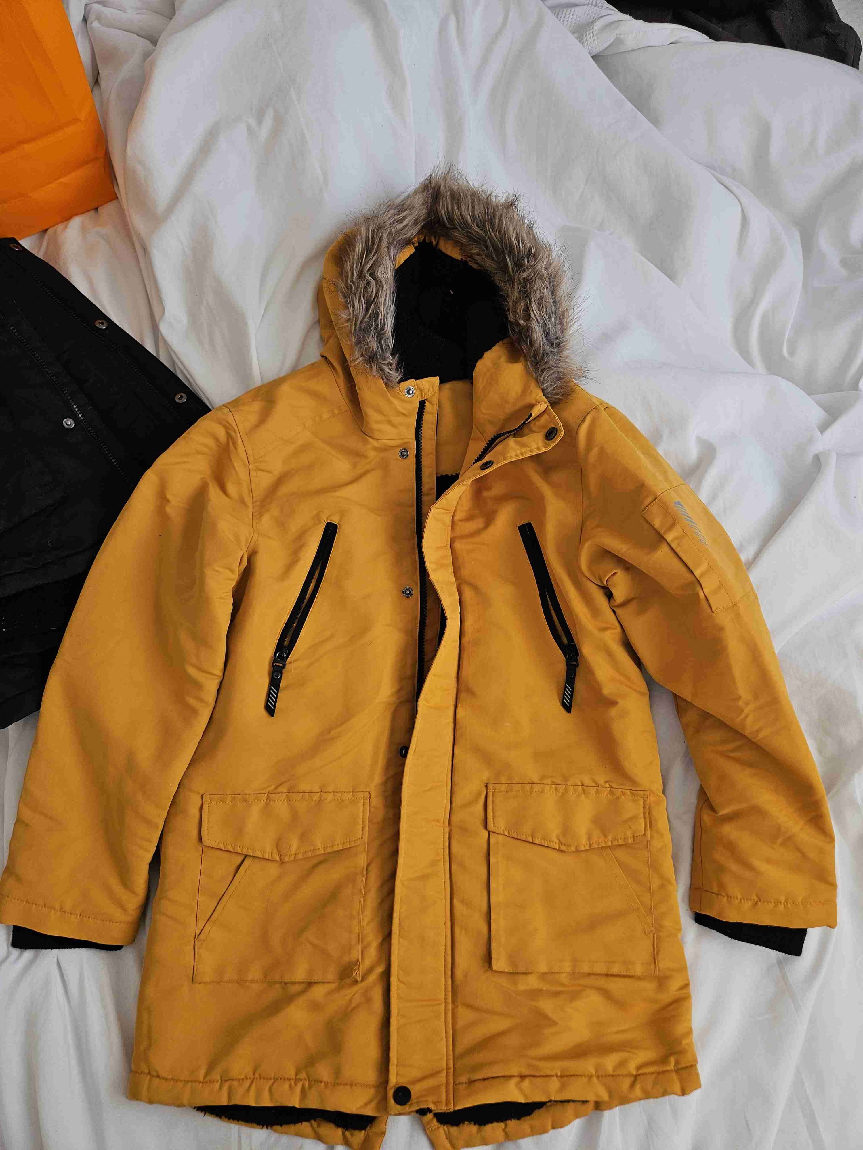 Parka amarilla con capucha