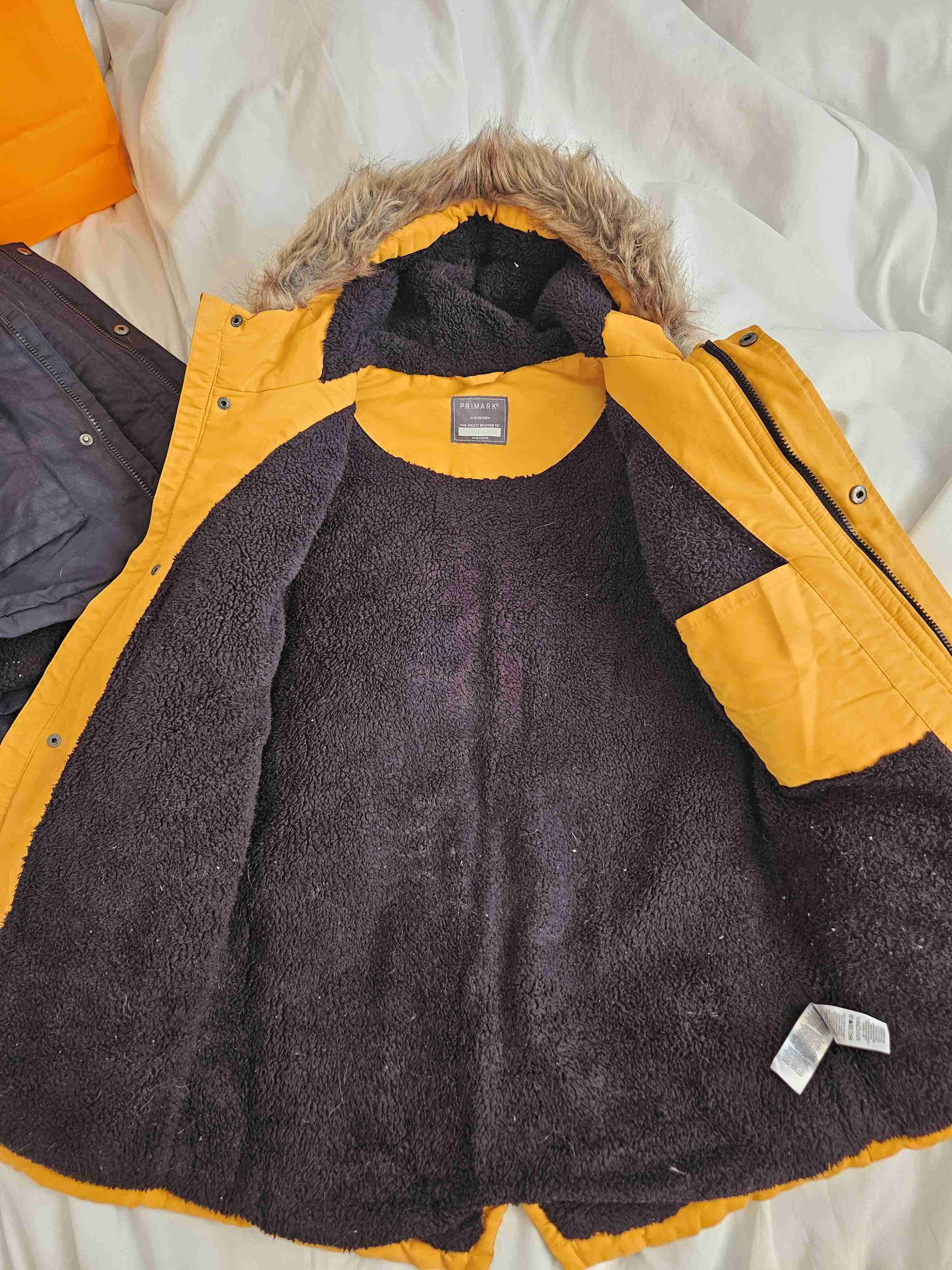 Parka amarilla con capucha - miniatura 2