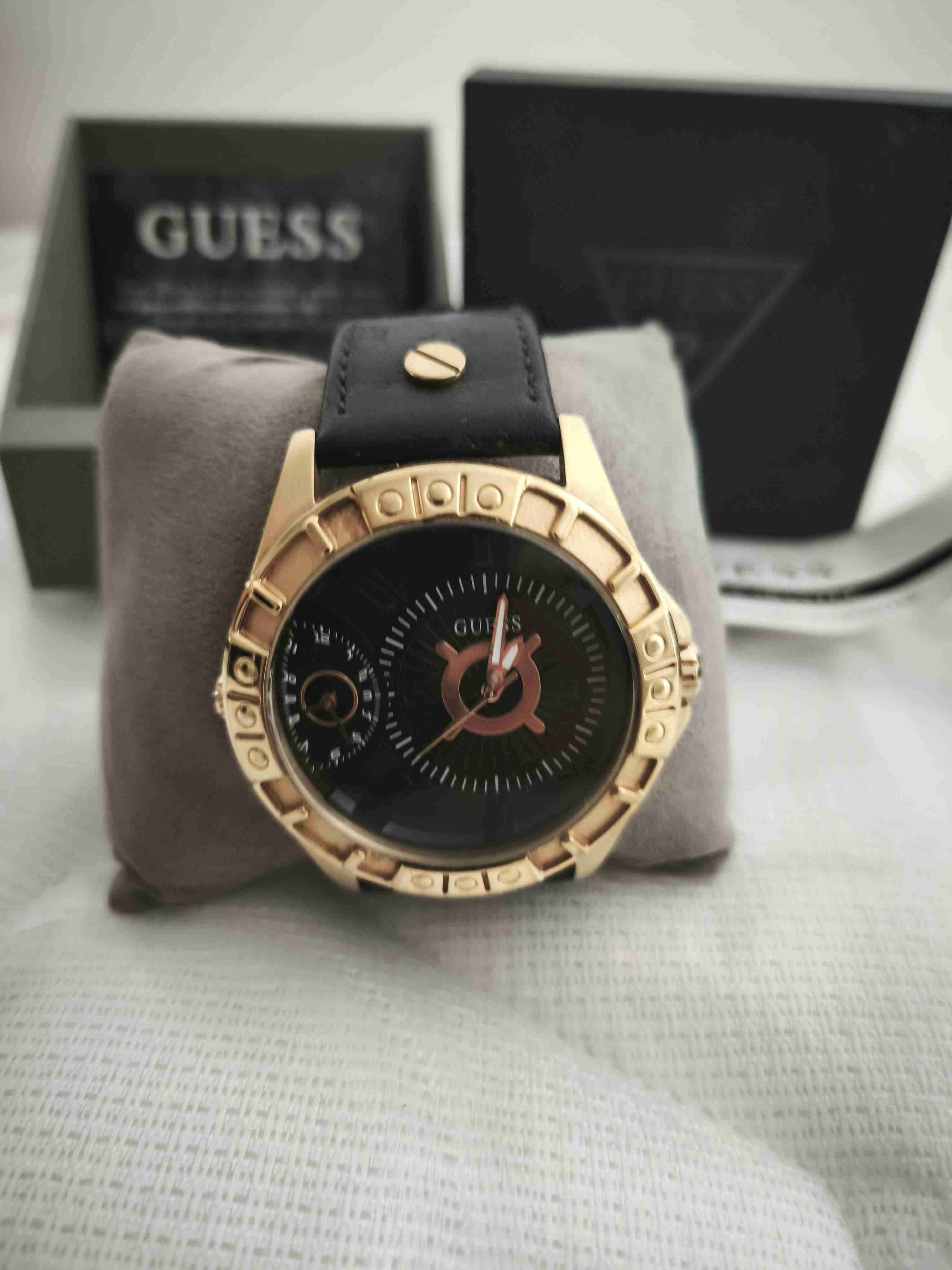 Reloj Guess dorado y negro - miniatura 2