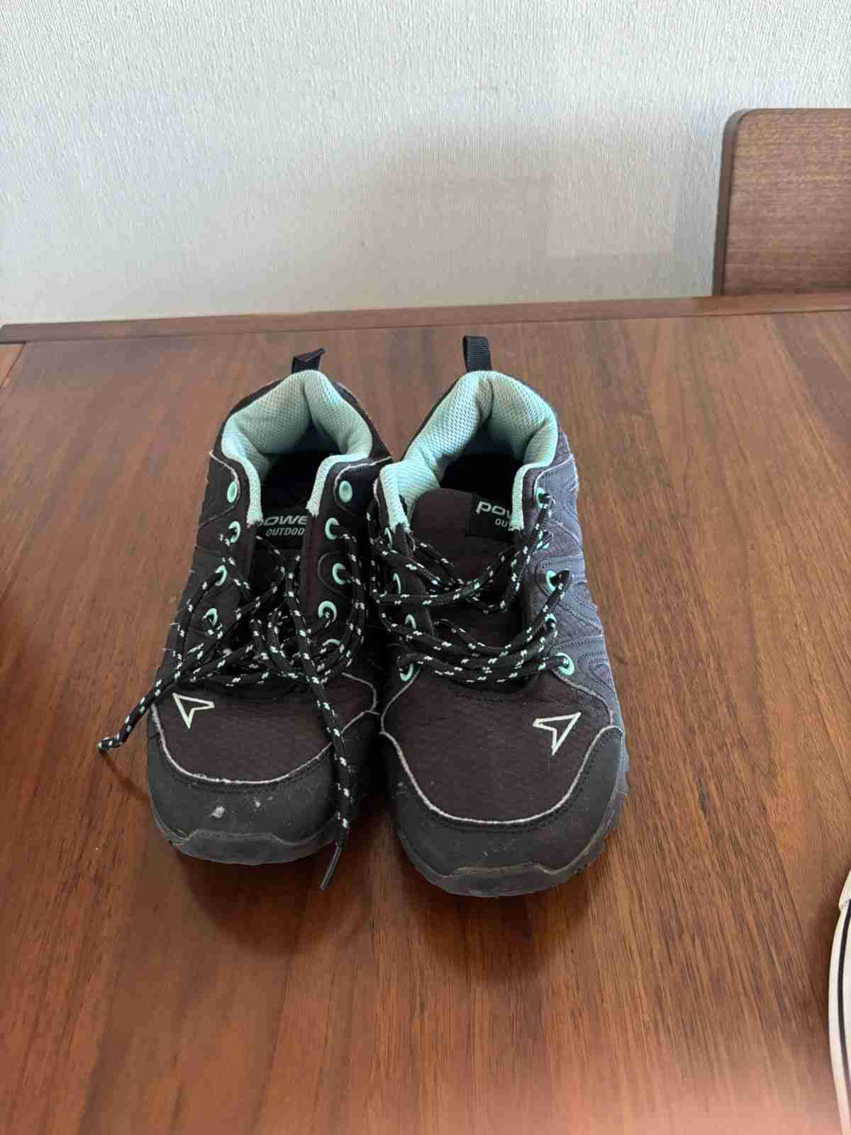 Zapatillas outdoor negro y celeste