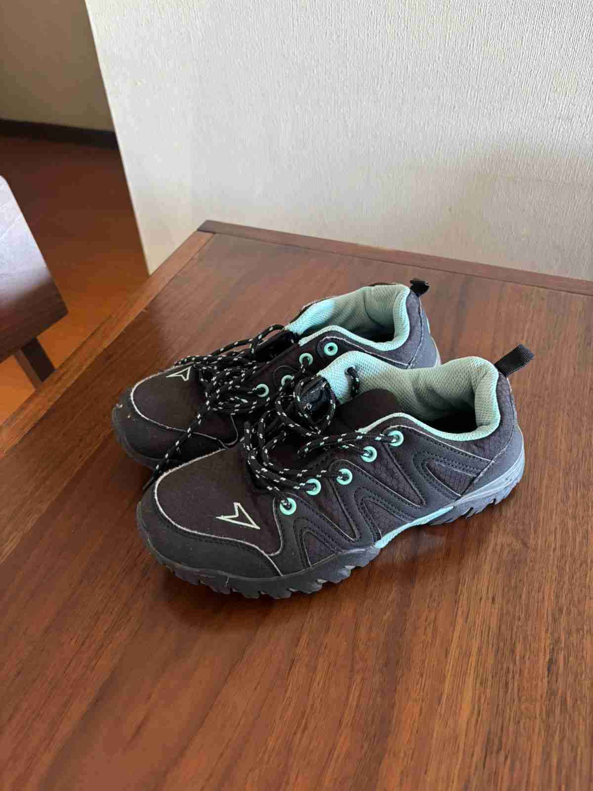 Zapatillas outdoor negro y celeste - miniatura 3