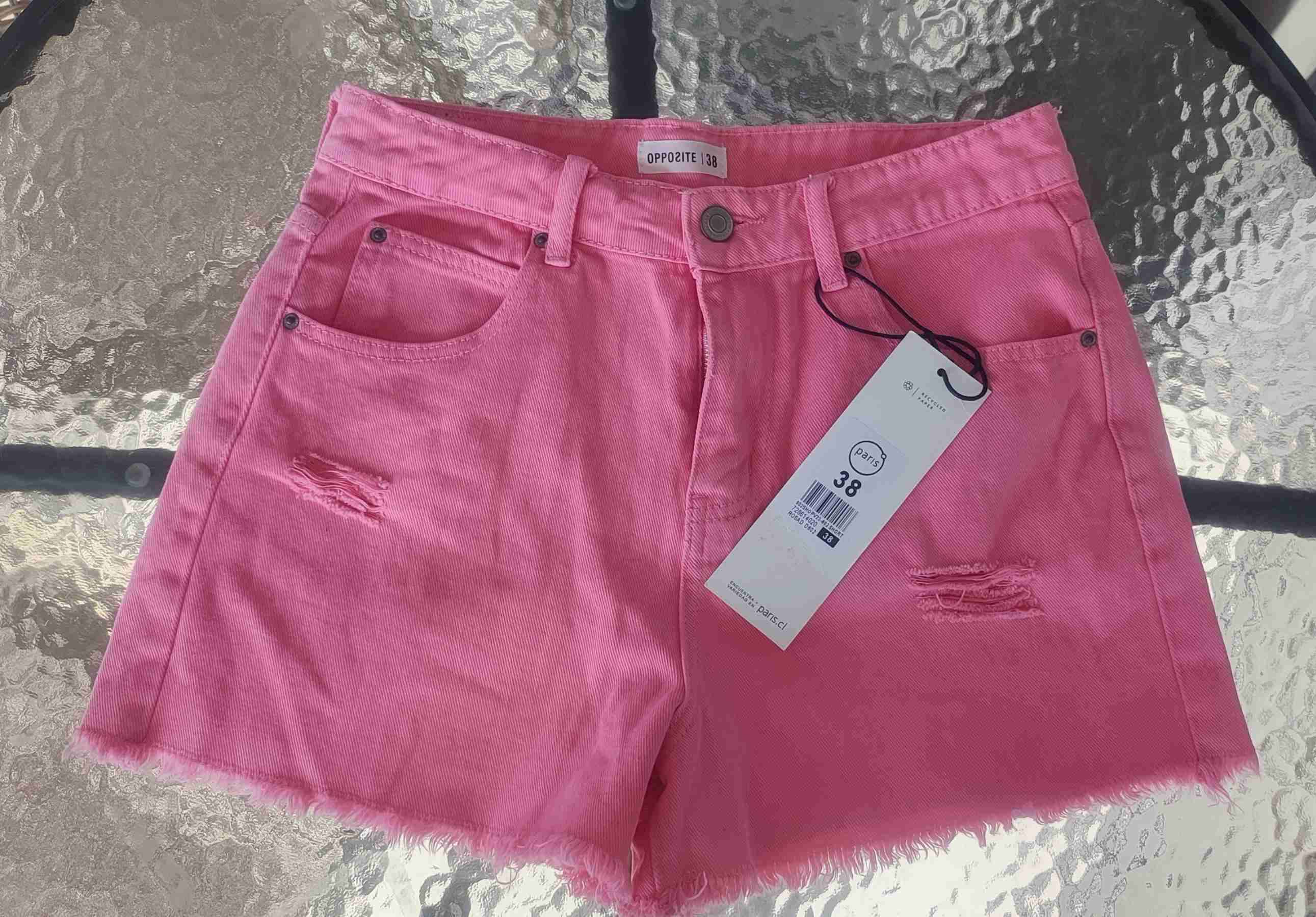 Shorts rosados con etiqueta