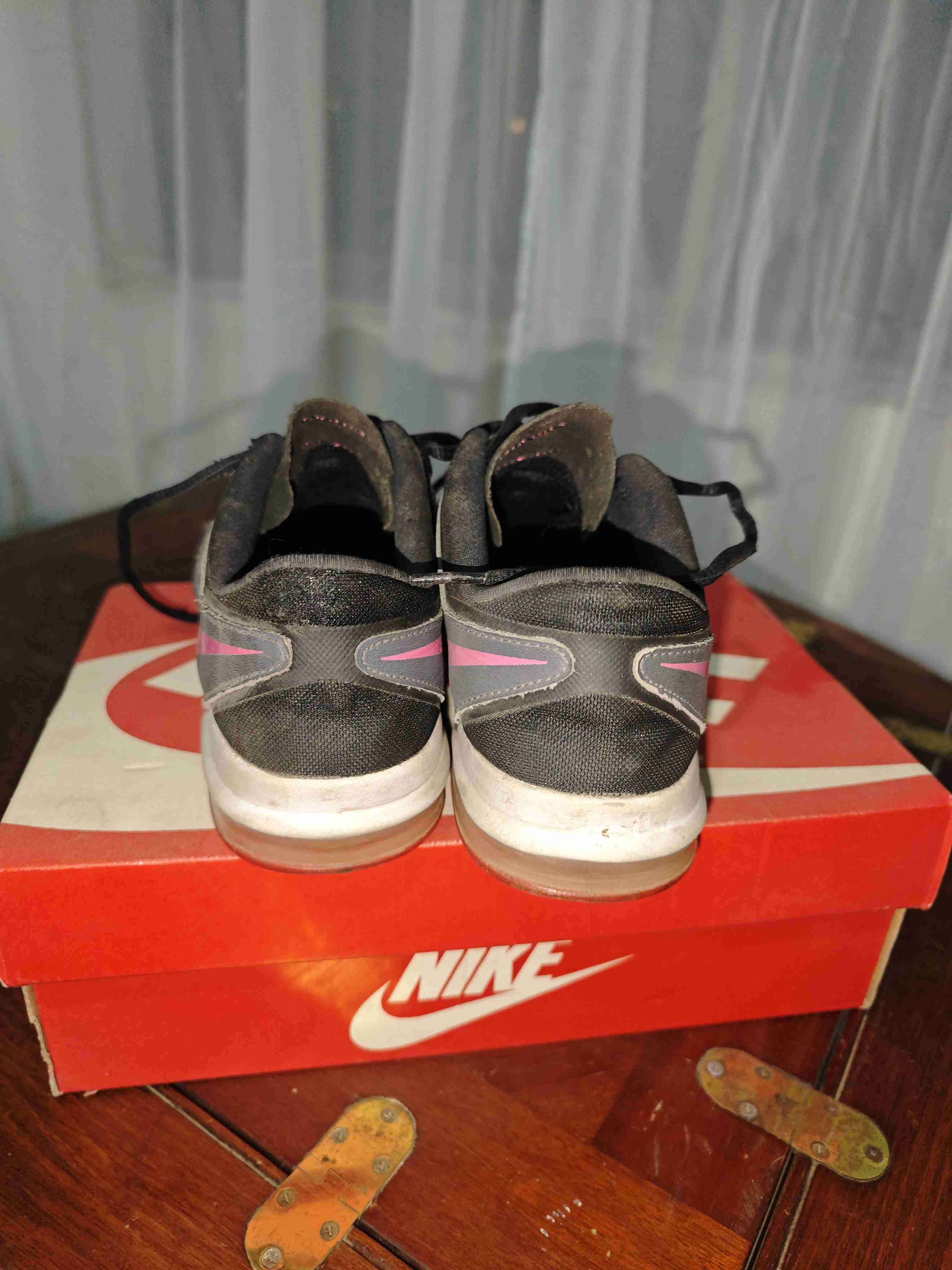 Zapatillas Nike negras y rosas - miniatura 3