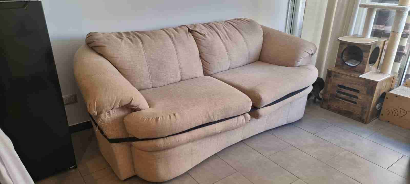 Sofá beige de dos plazas