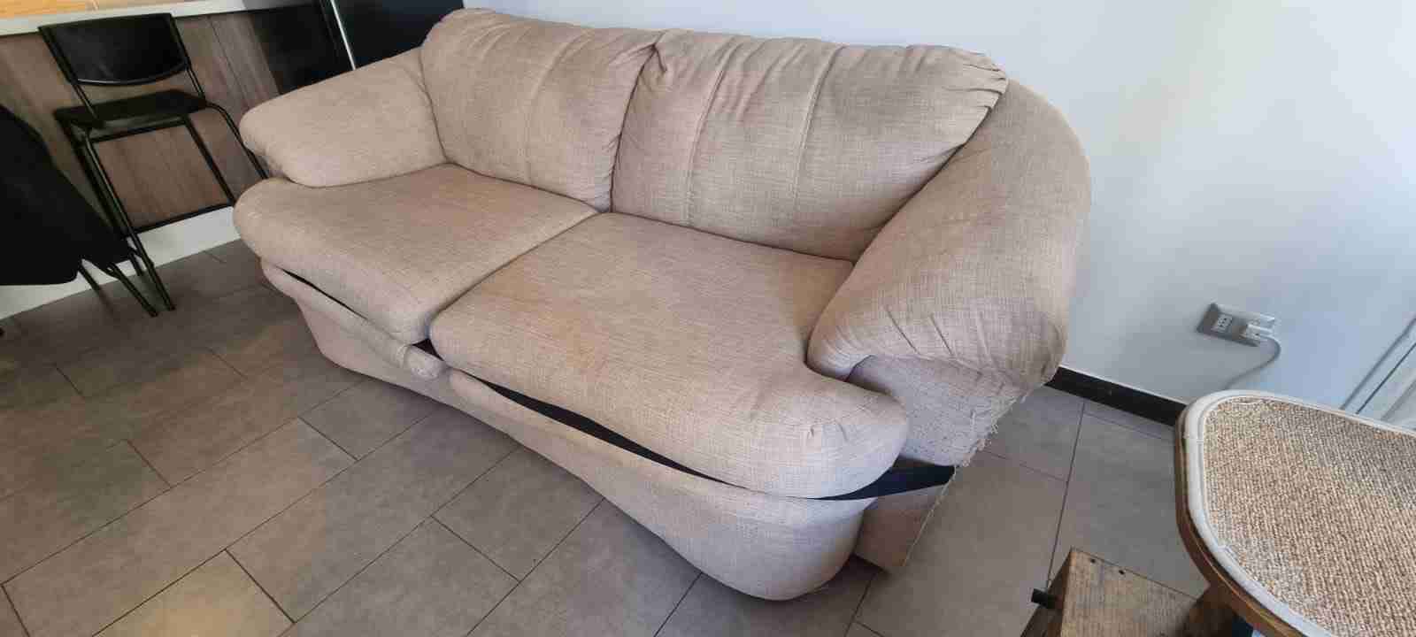 Sofá beige de dos plazas - miniatura 2