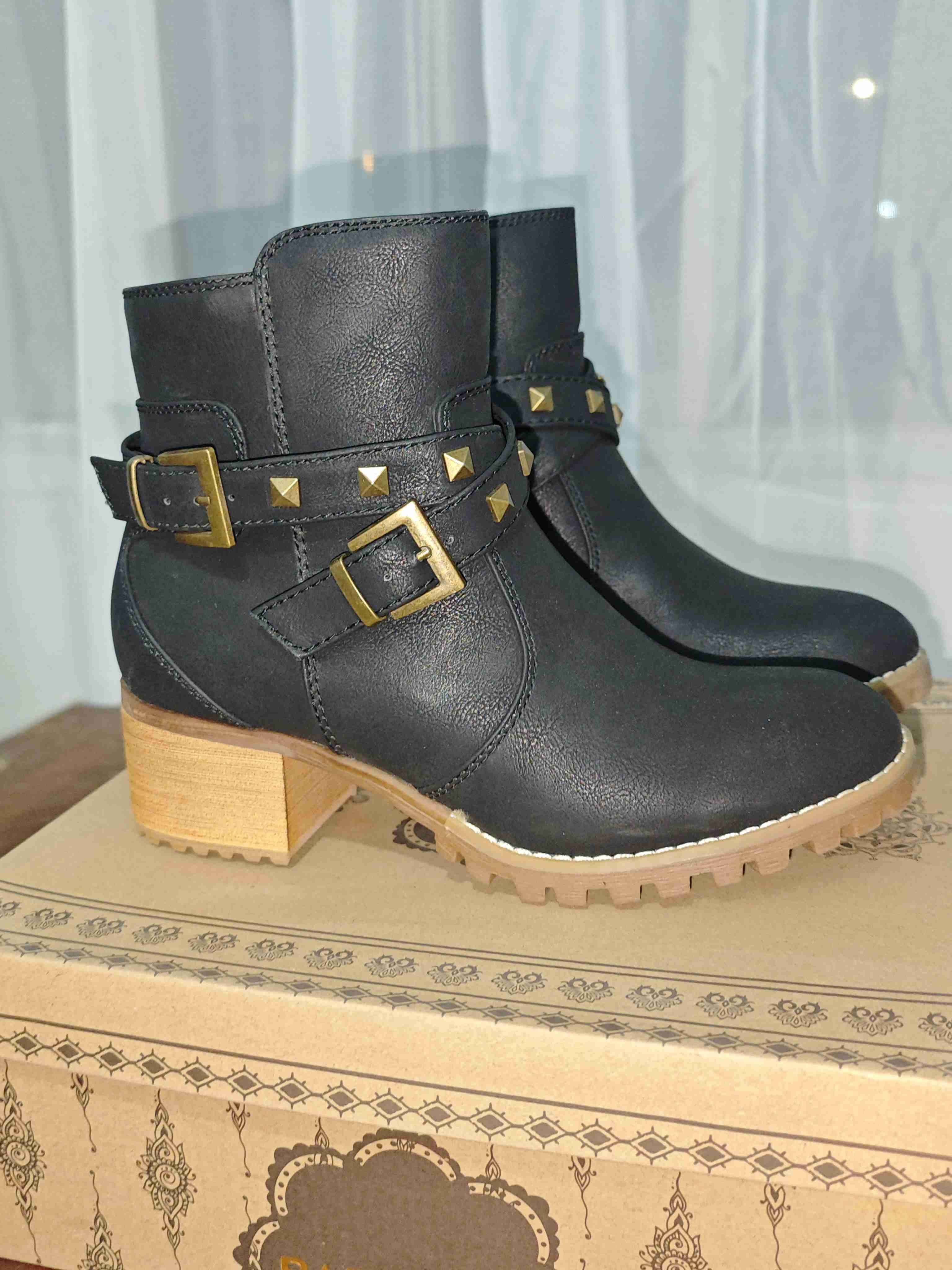 Botines Barbados negros con hebillas