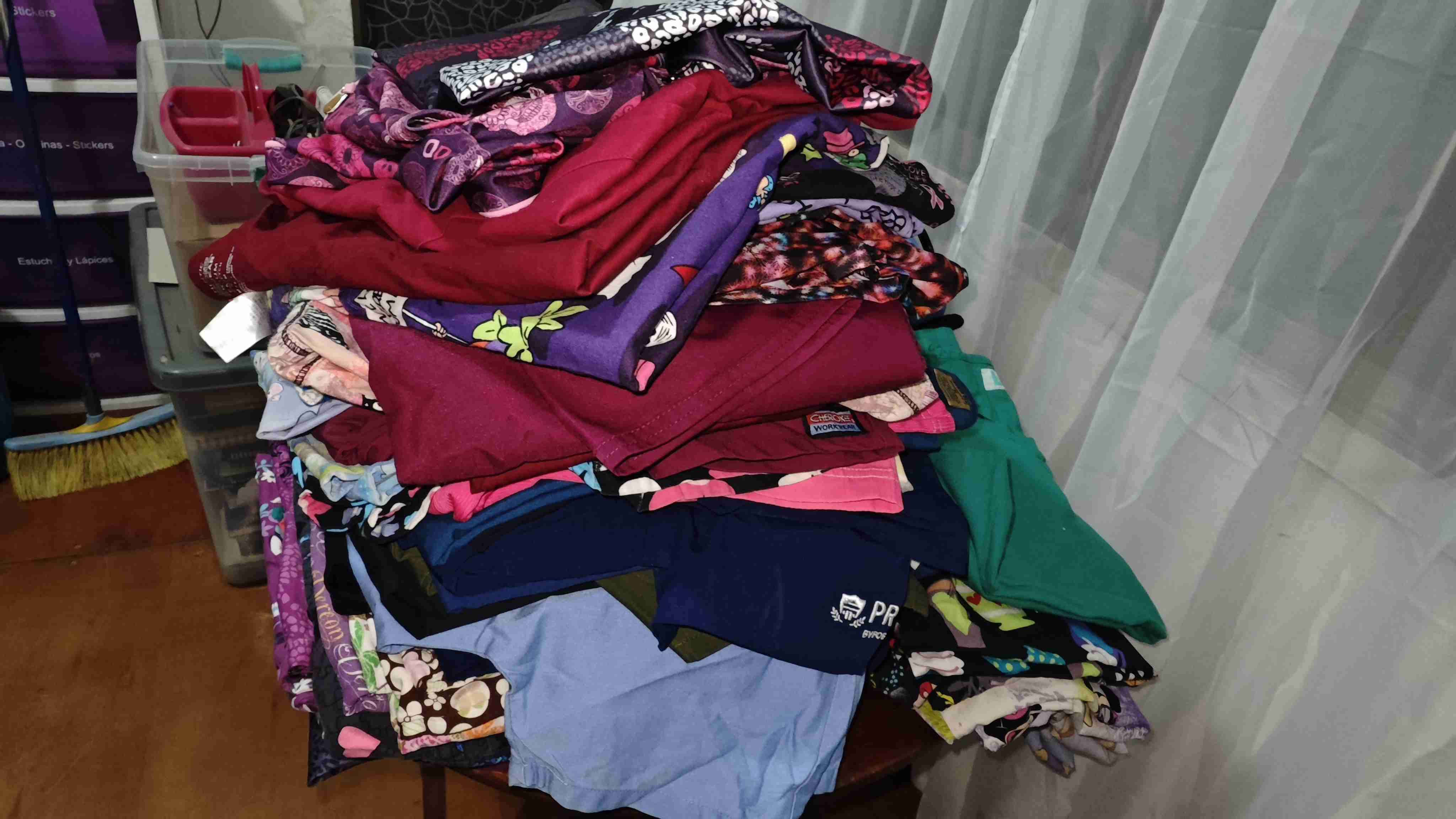 Lote de uniformes clinicos - miniatura 2