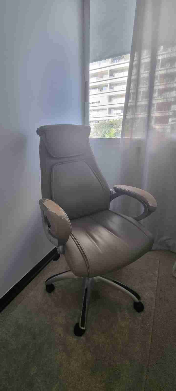 Silla de oficina ergonómica gris