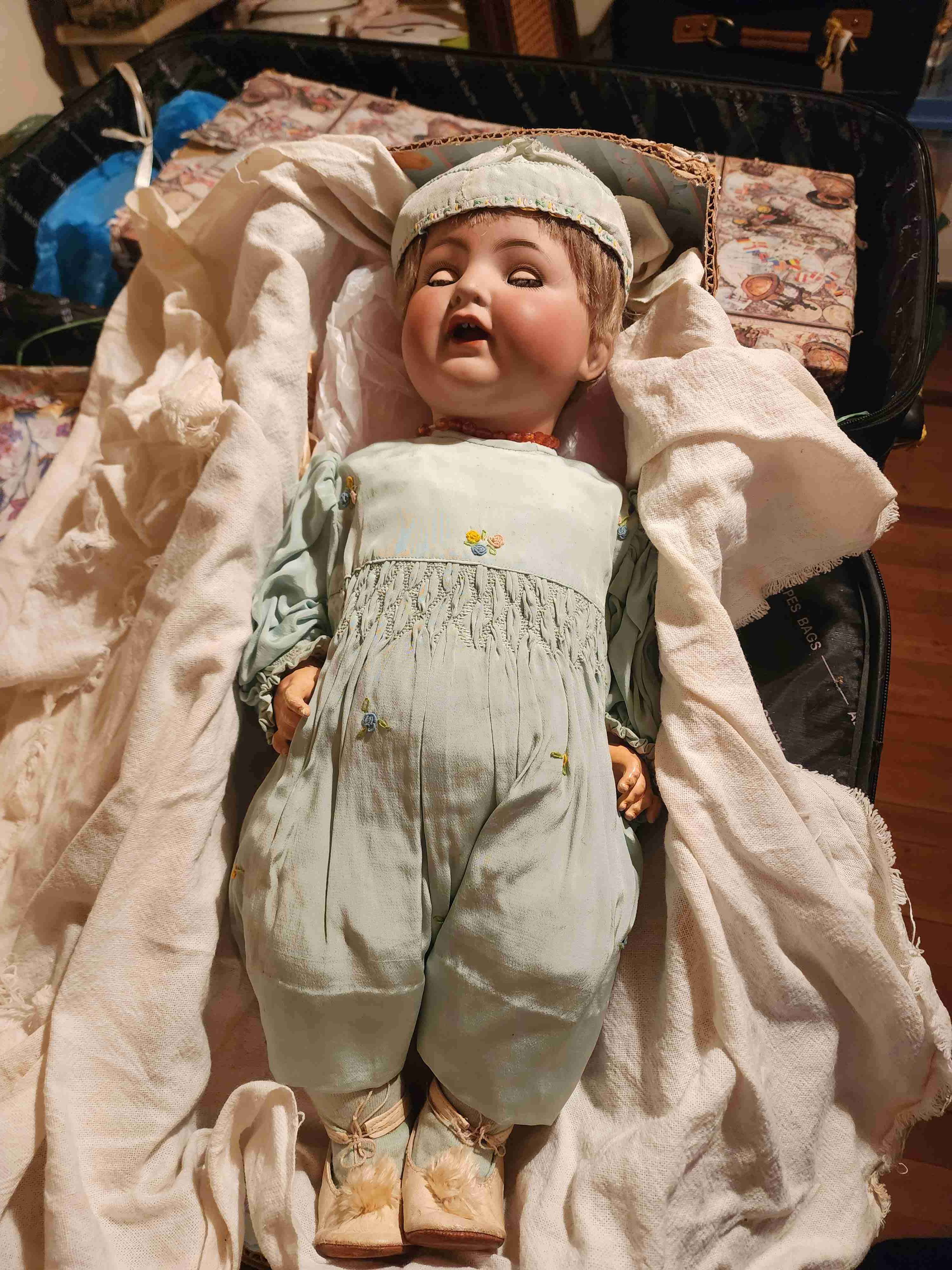 Muñeca antigua de porcelana - miniatura 2