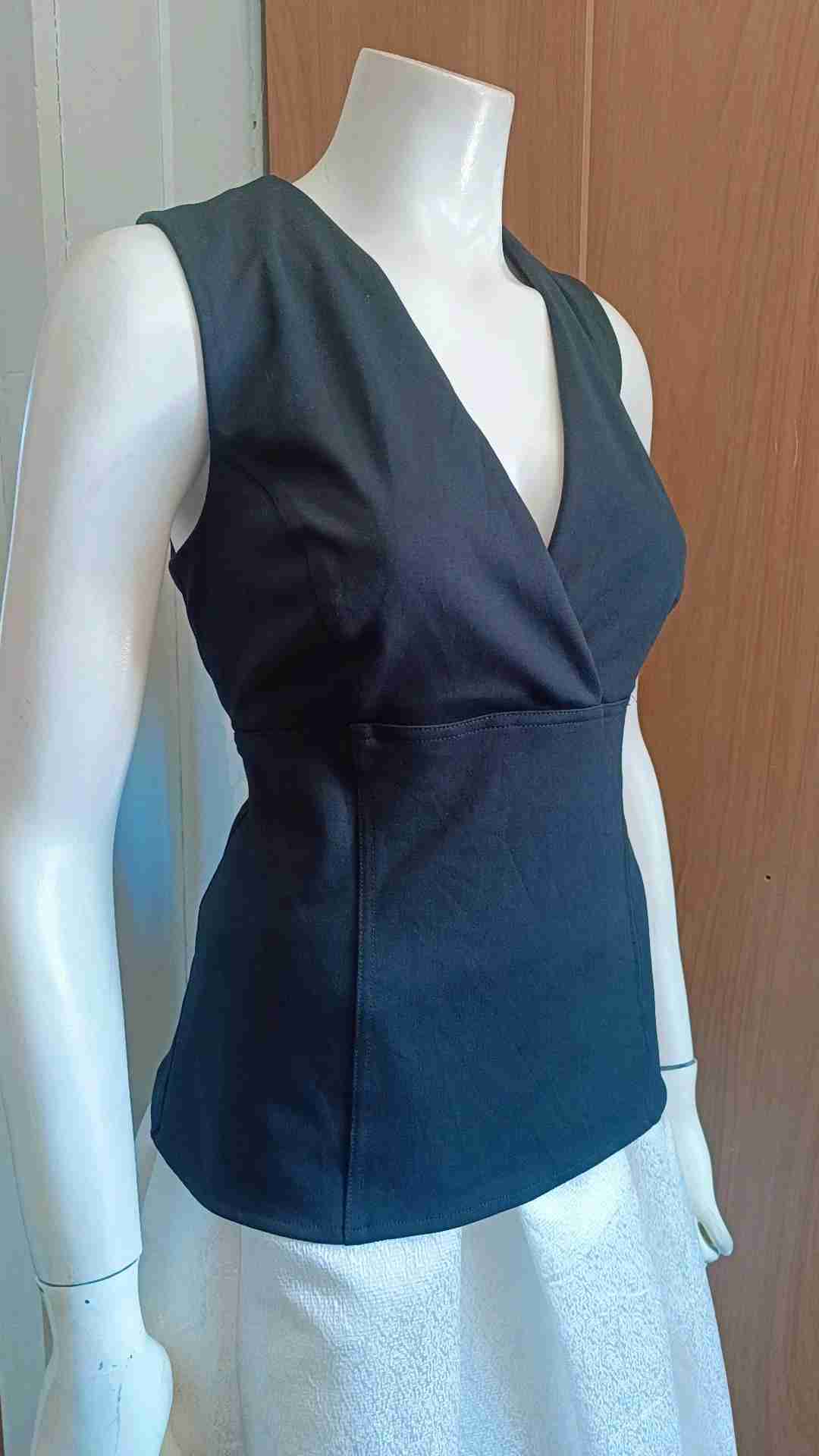 Blusa negra sin mangas