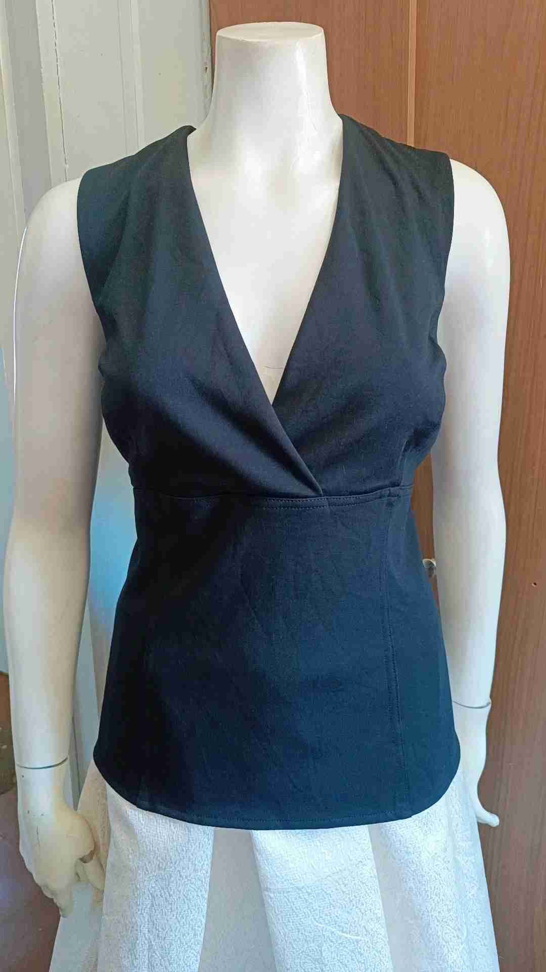 Blusa negra sin mangas - miniatura 2