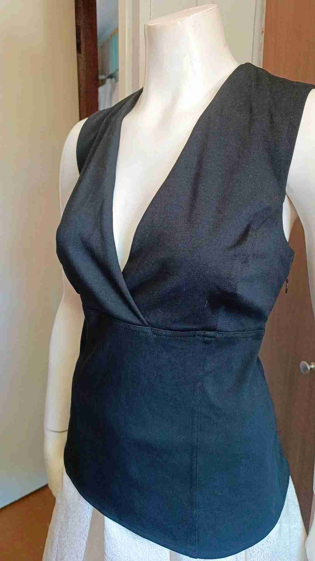 Blusa negra sin mangas - miniatura 3