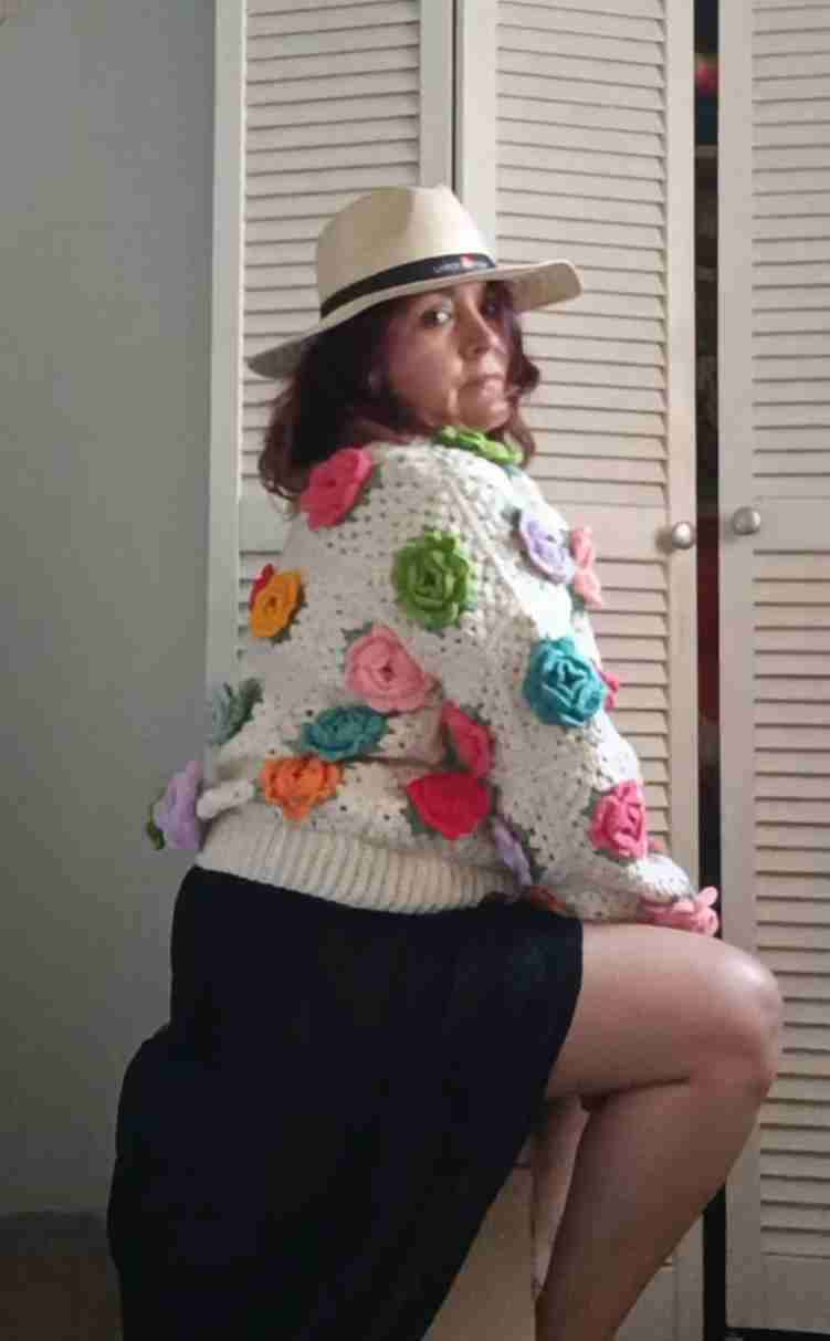 Cardigan tejido con rosas - miniatura 2