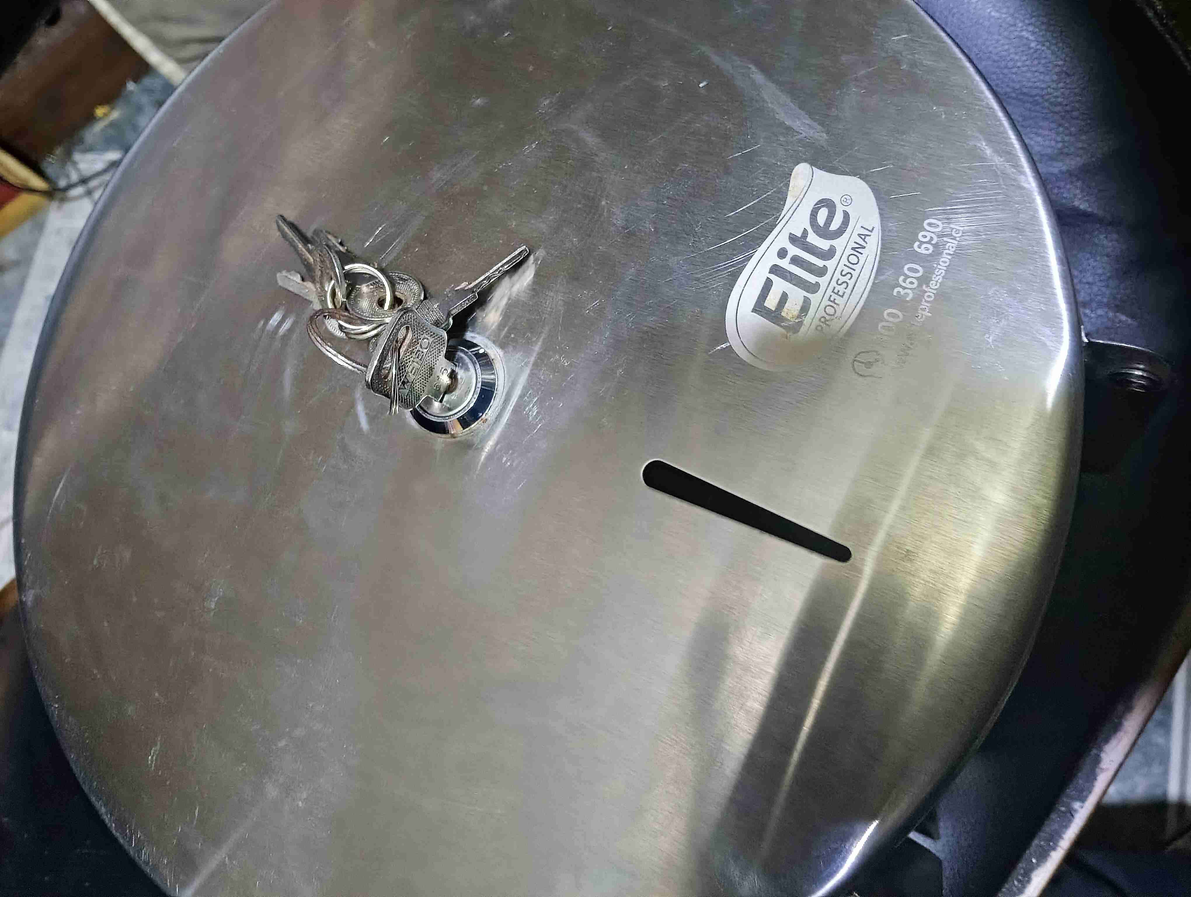 Dispensador de papel Elite con llave - 3