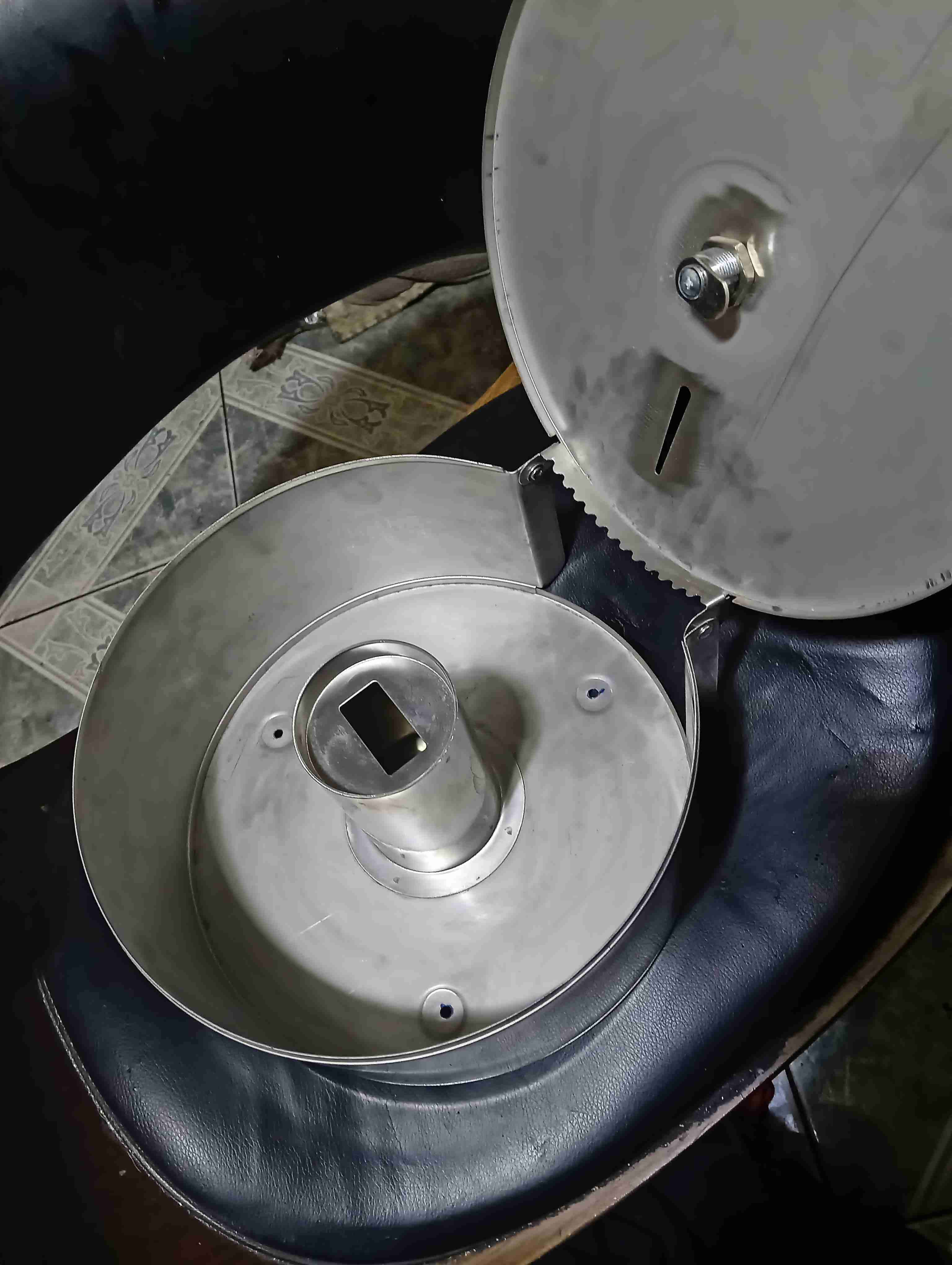 Dispensador de papel Elite con llave - 6