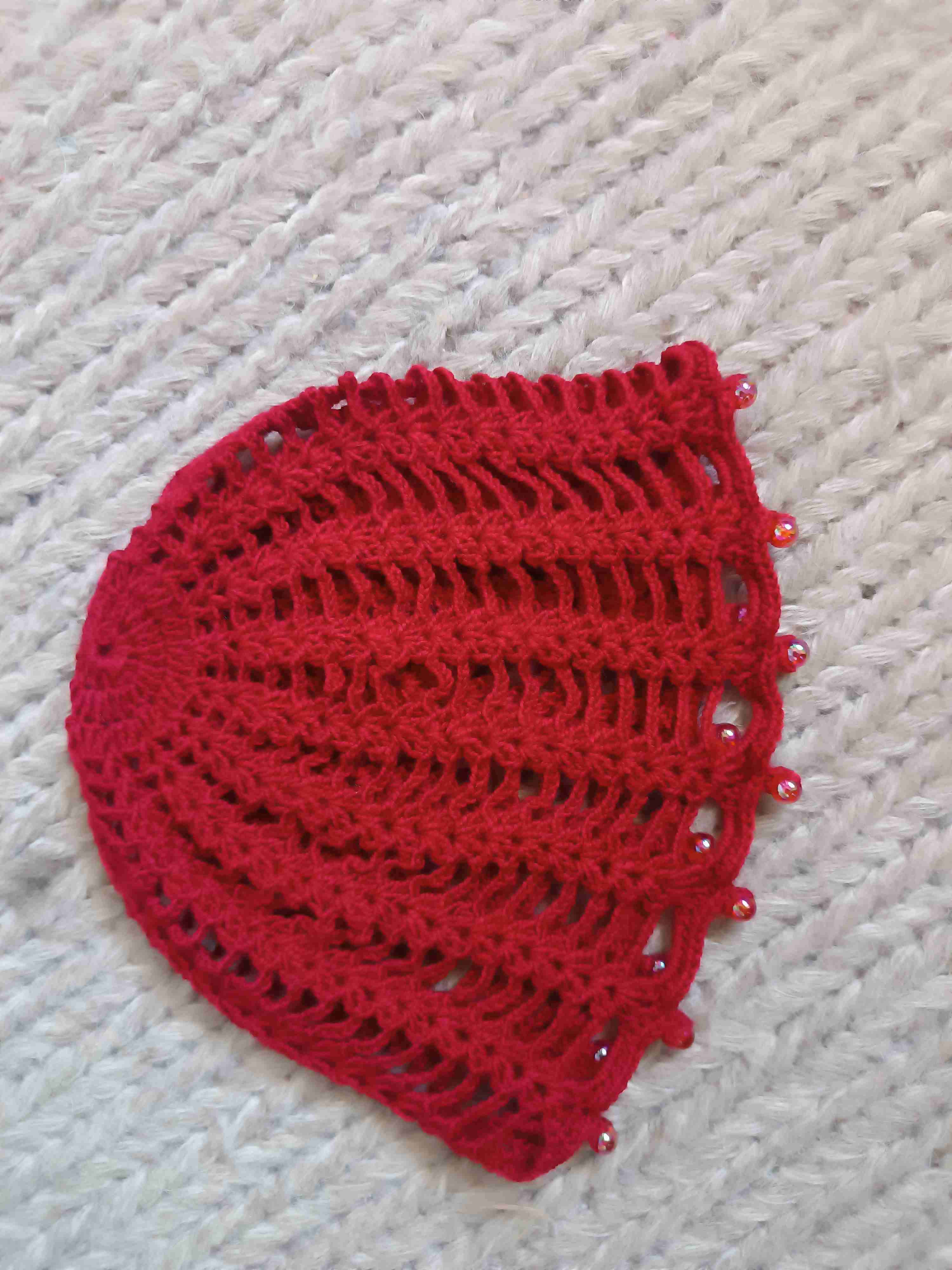 Gorro tejido rojo con detalles