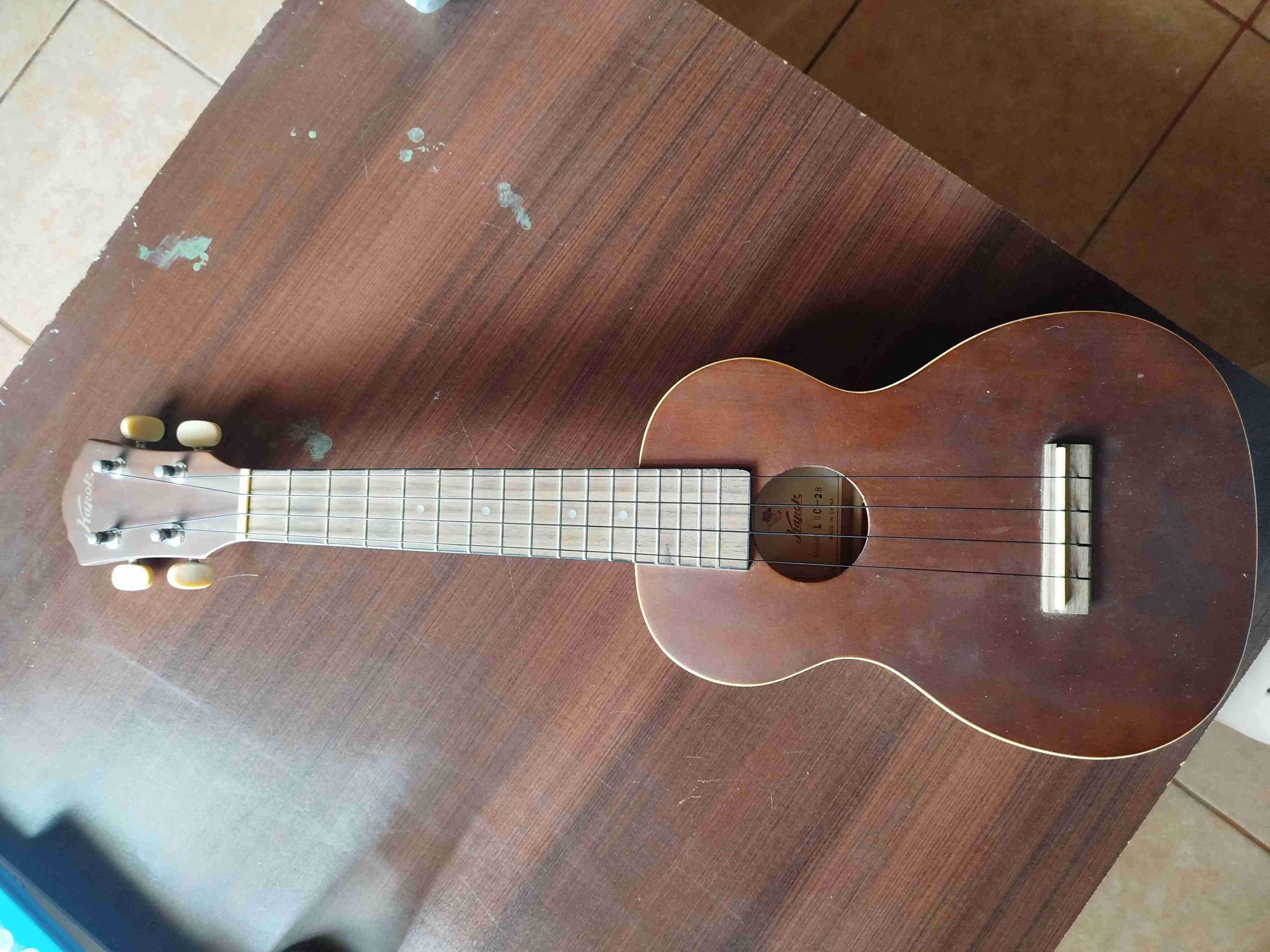 Ukulele acústico color madera