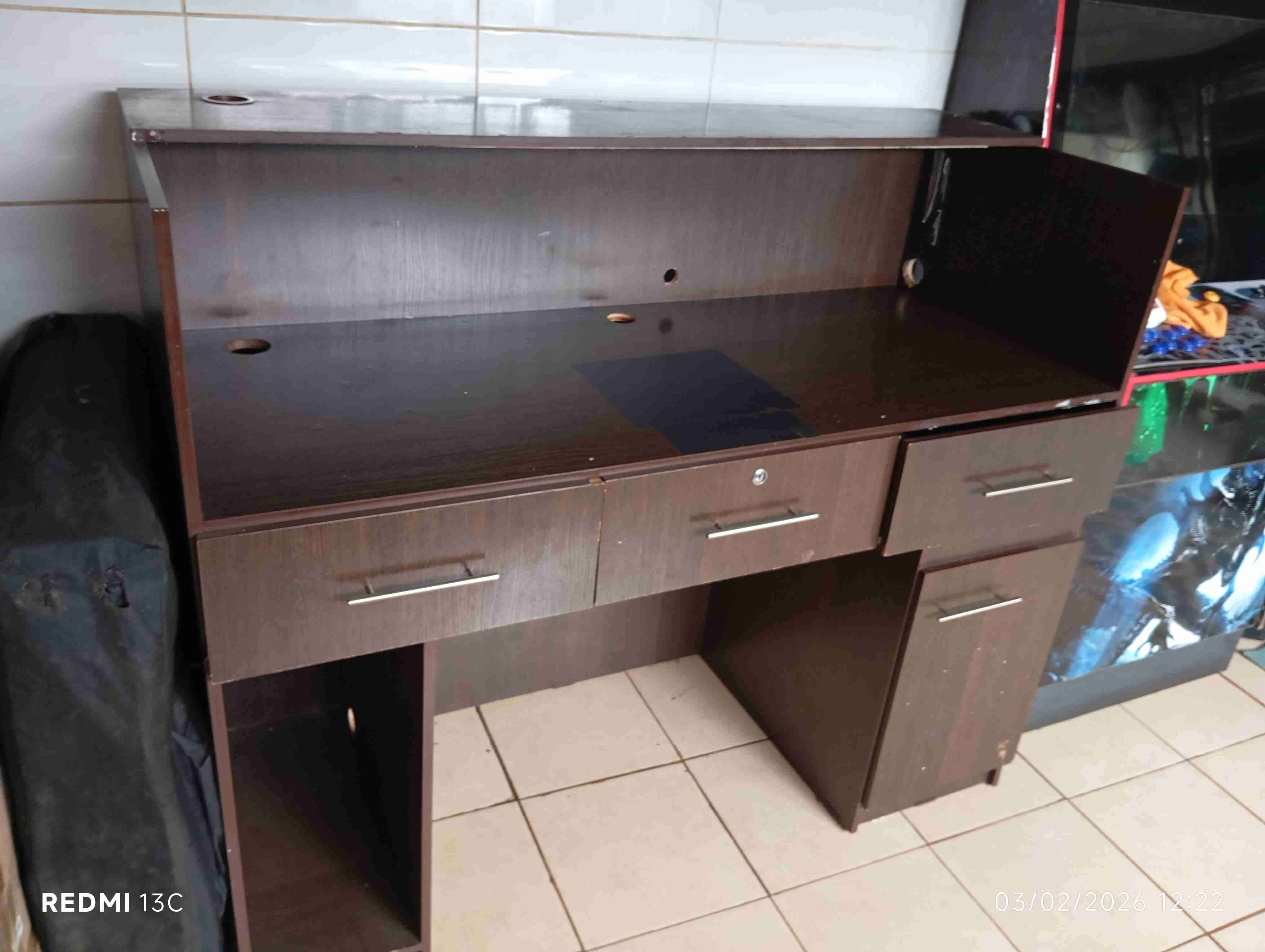 Escritorio de madera con cajones