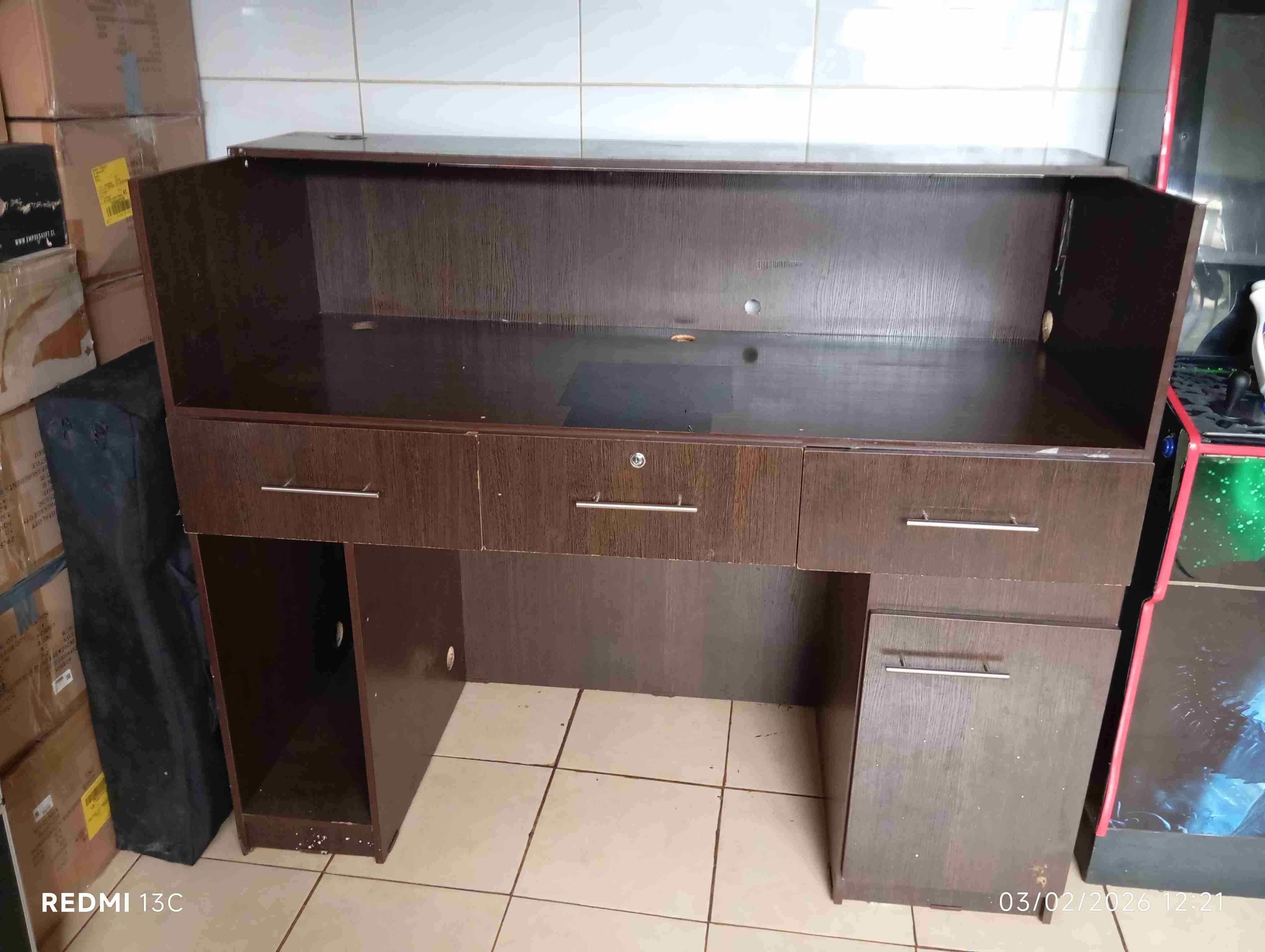 Escritorio de madera con cajones - miniatura 2