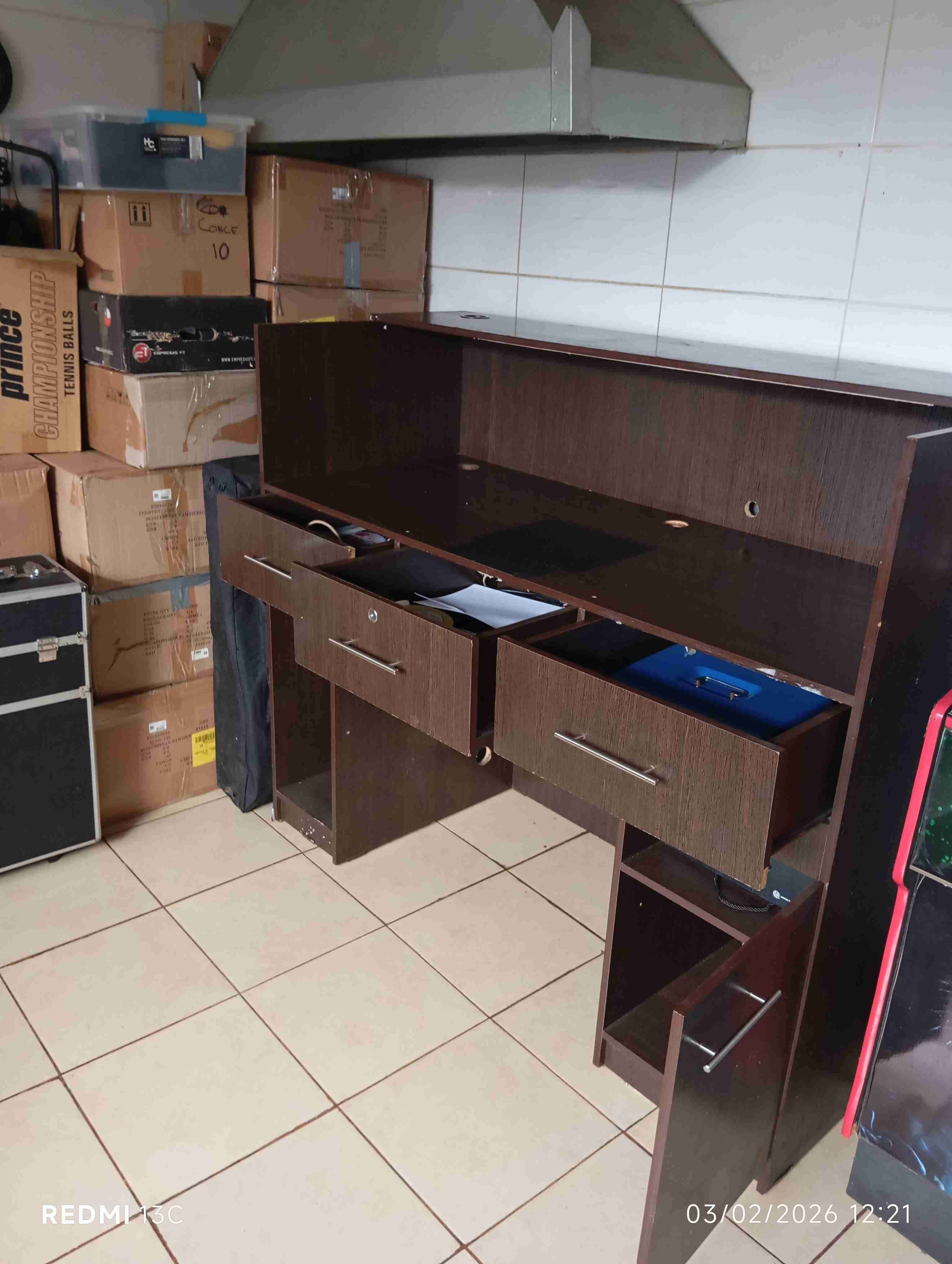 Escritorio de madera con cajones - miniatura 3