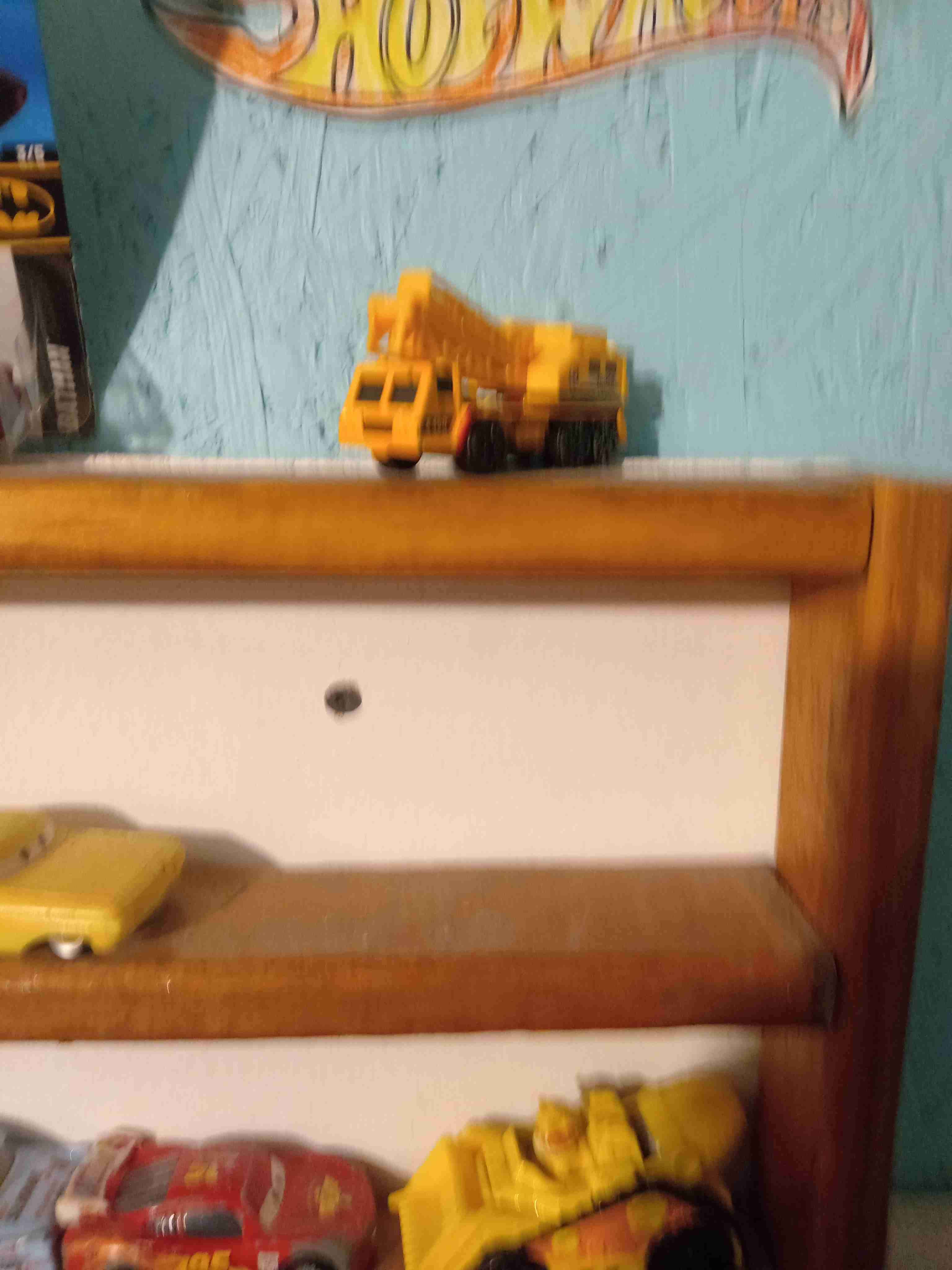 Camión grúa de juguete amarillo