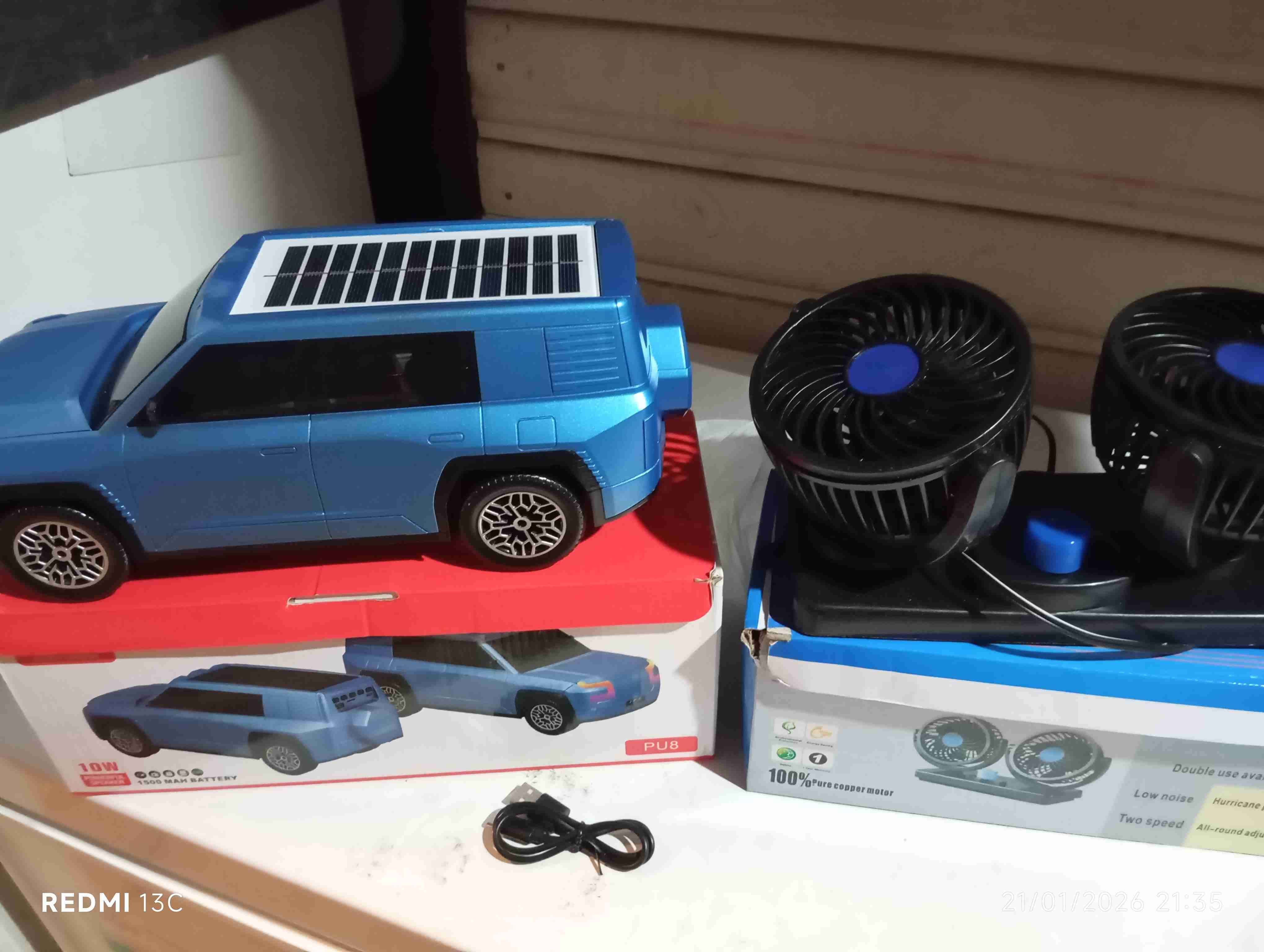 Auto de juguete azul con panel solar