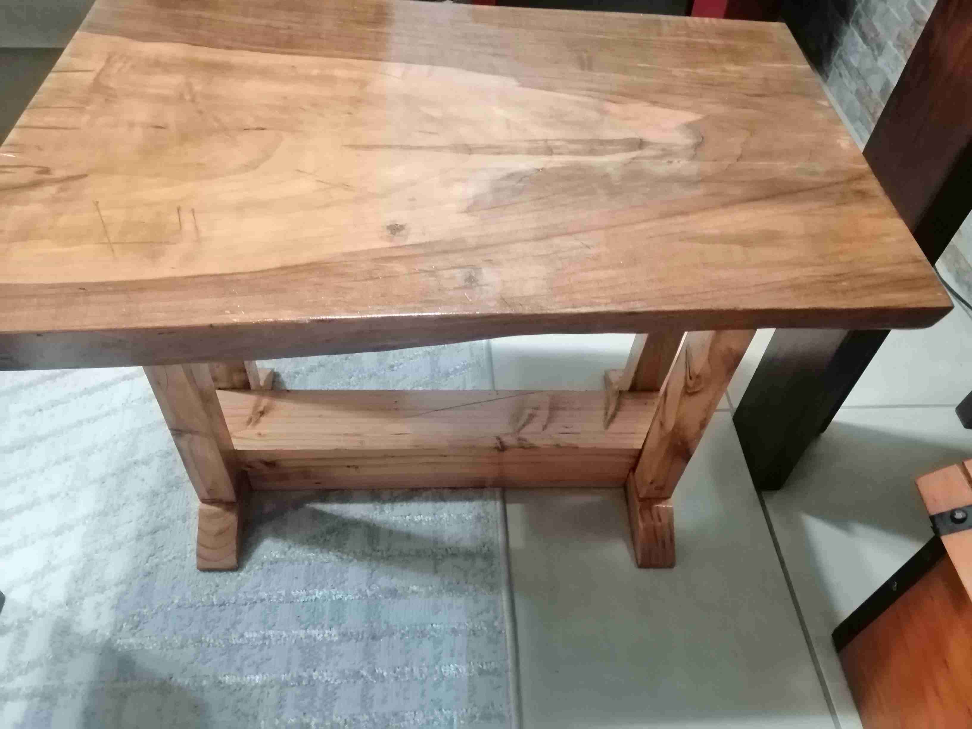 Mesa de madera sólida