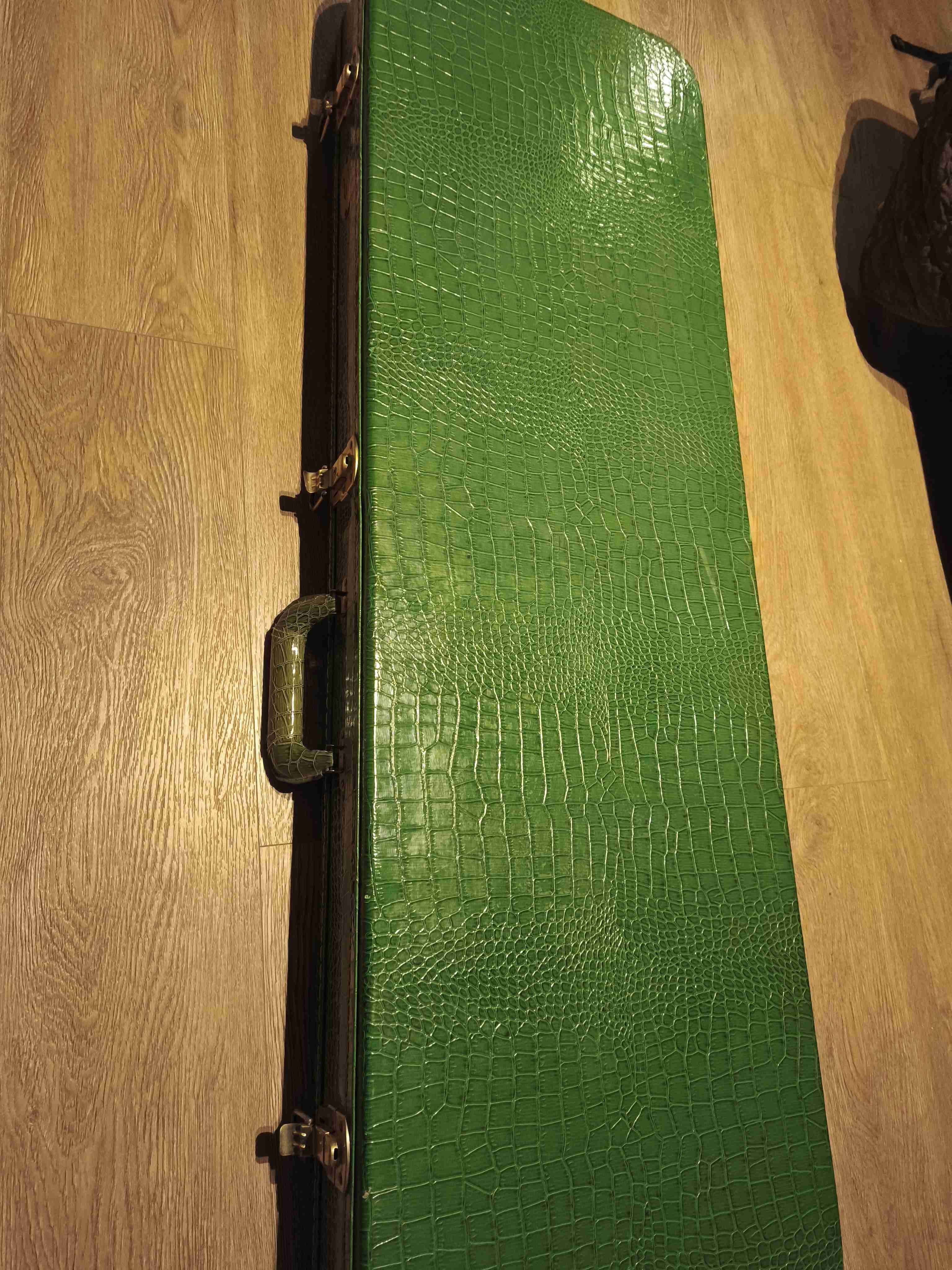 Bajo eléctrico negro con estuche cocodrilo - miniatura 2