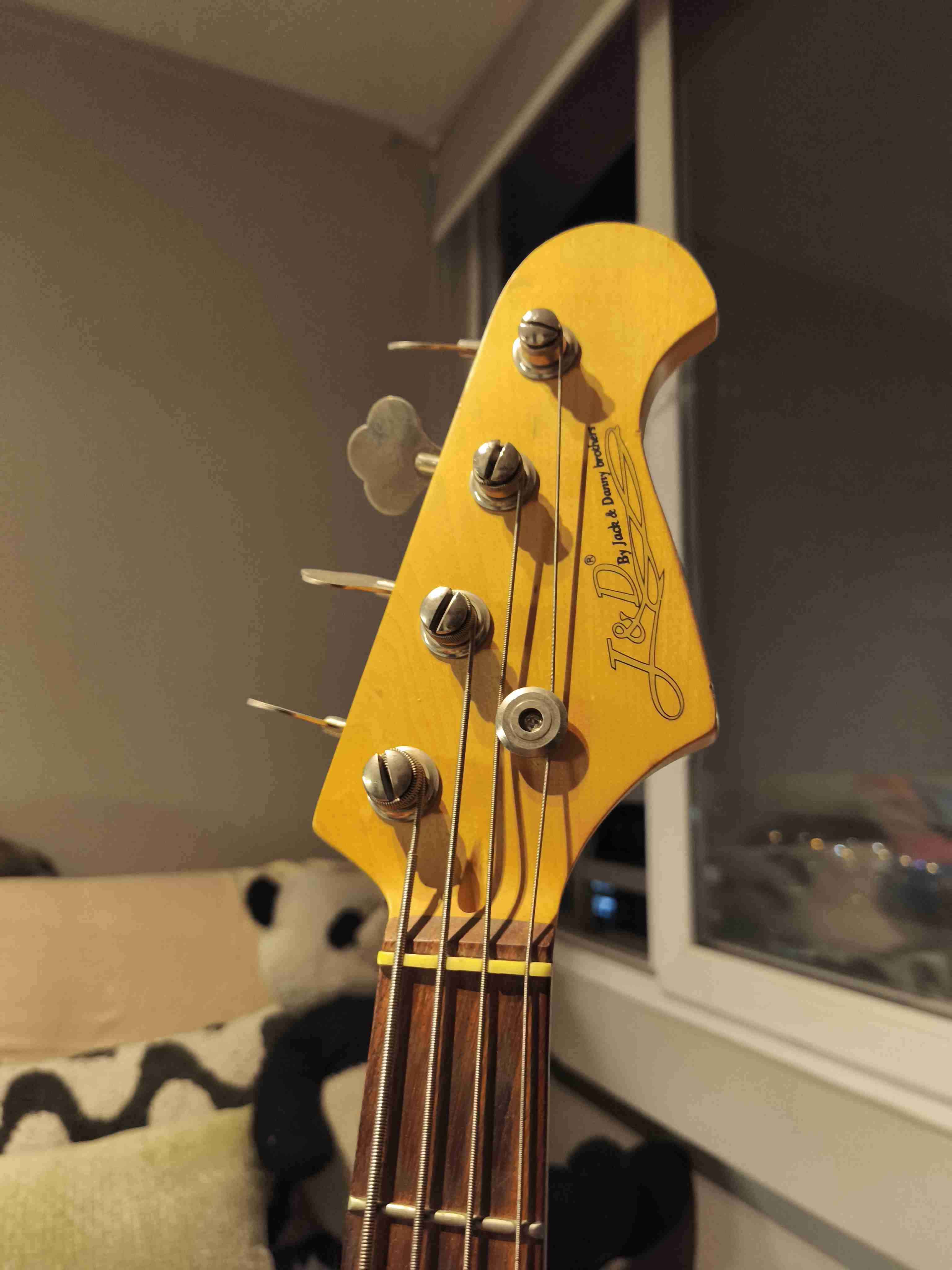 Bajo eléctrico negro con estuche cocodrilo - miniatura 3