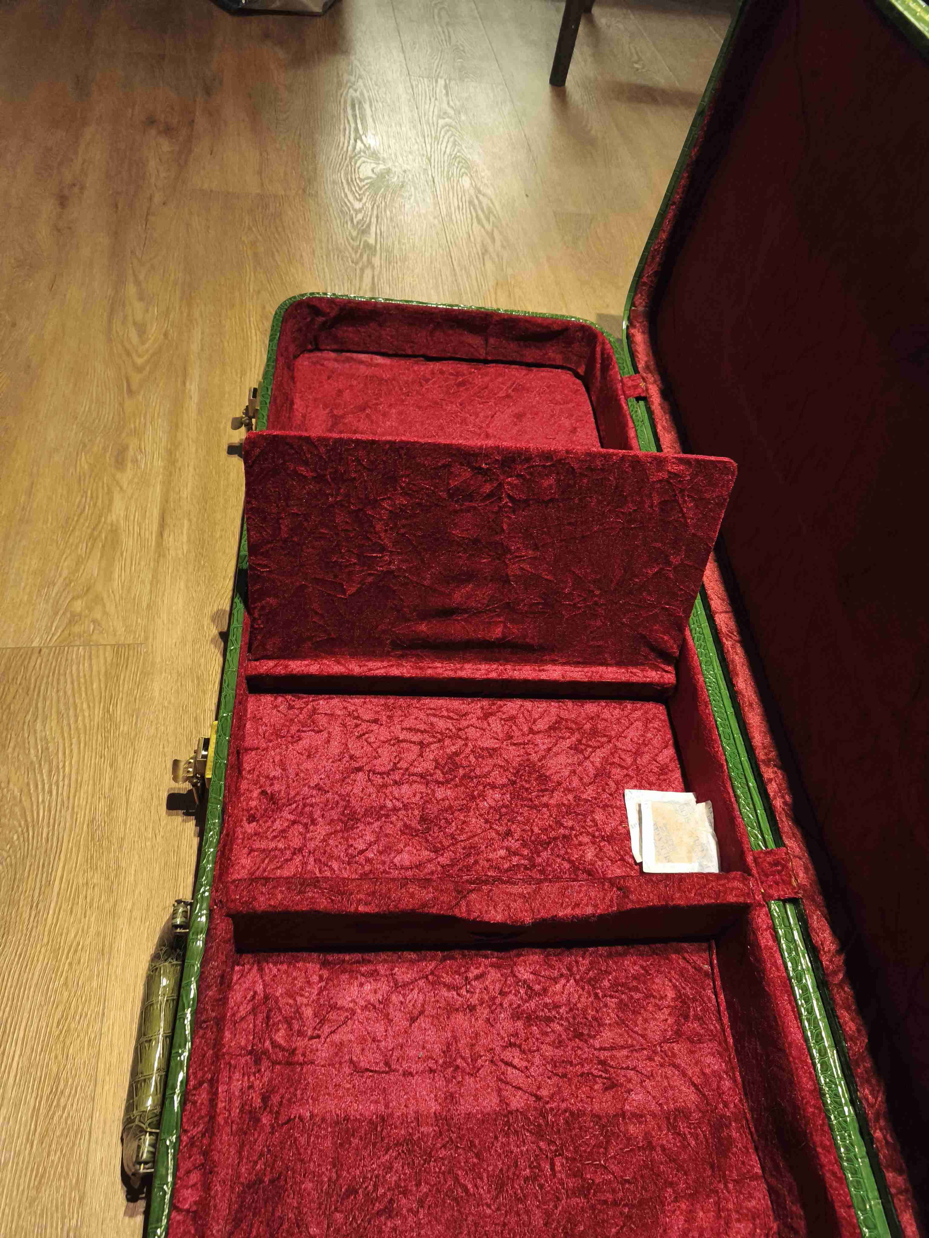 Bajo eléctrico negro con estuche cocodrilo - miniatura 4