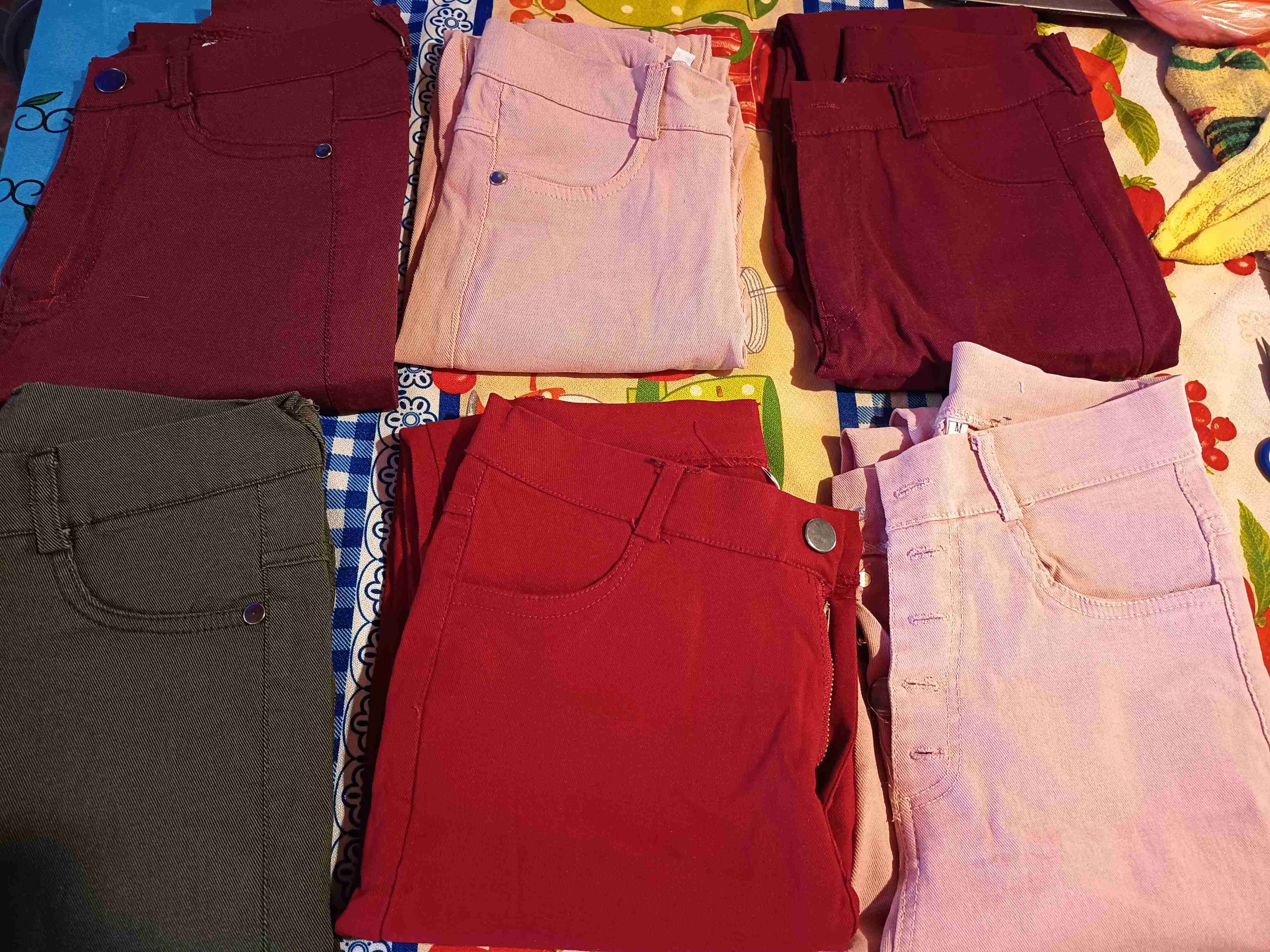 Pantalones y chalecos  de colores varios