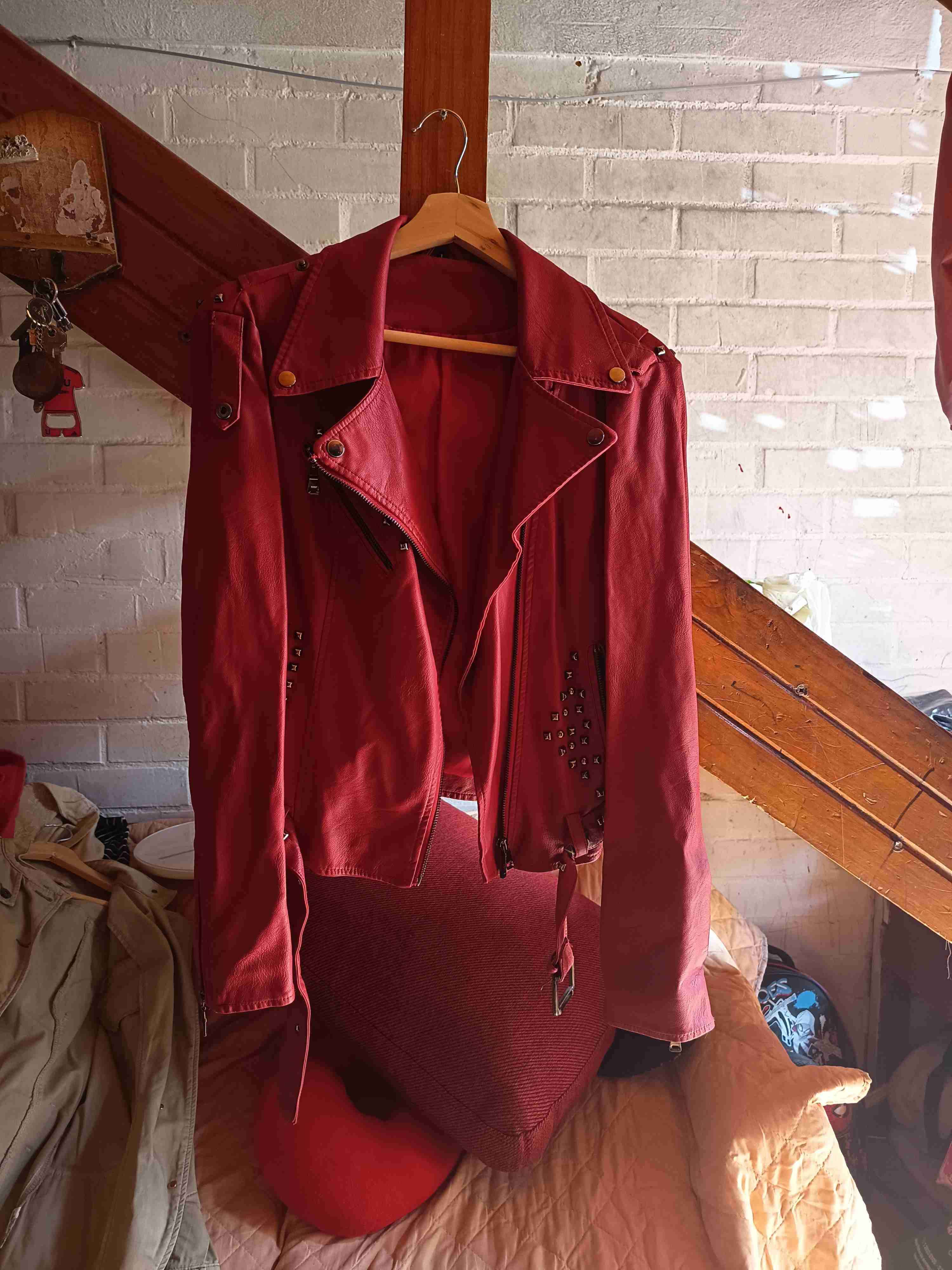 Chaqueta tipo motociclista roja y beige